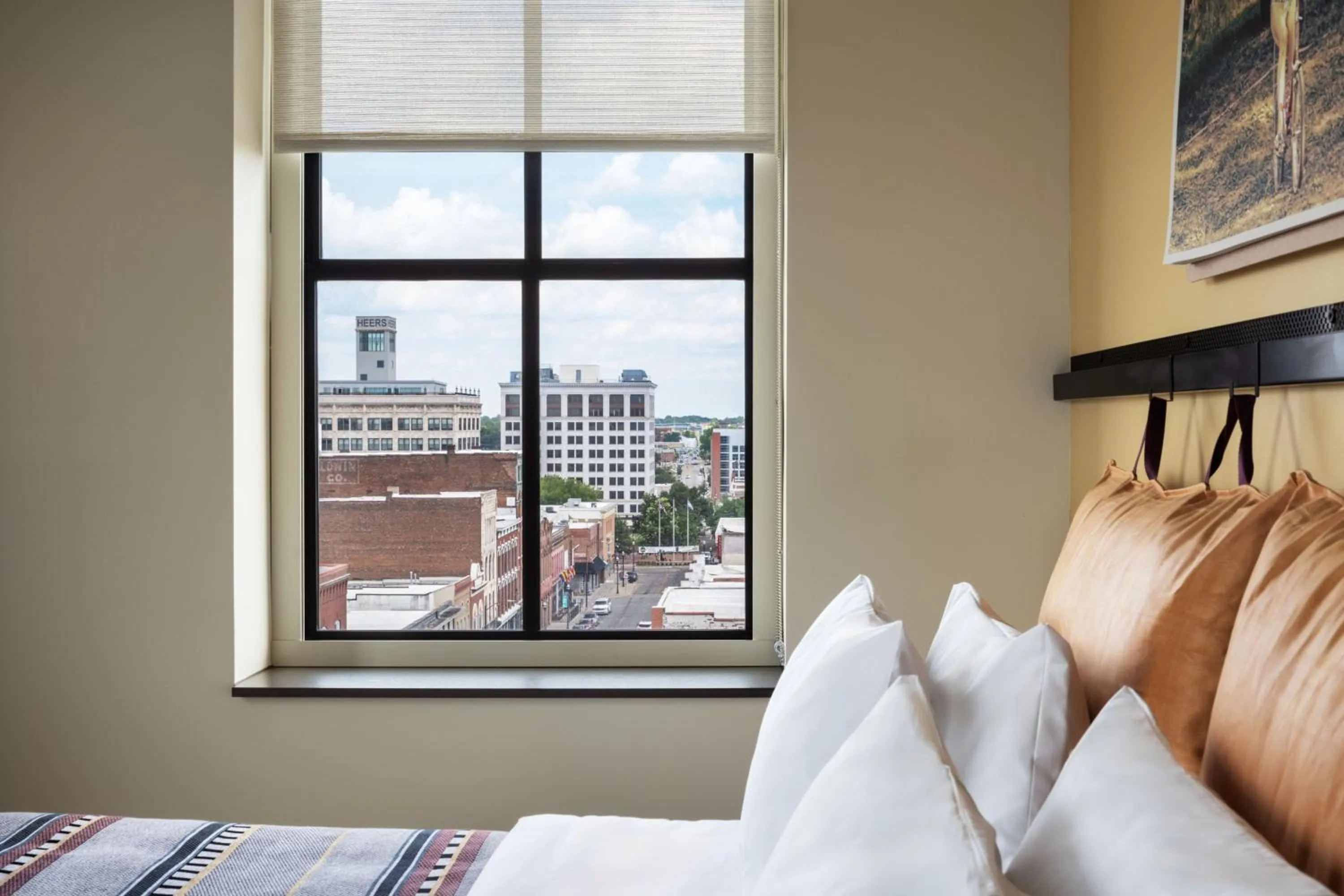 Photo of the whole room, Bed in Moxy Springfield Downtown