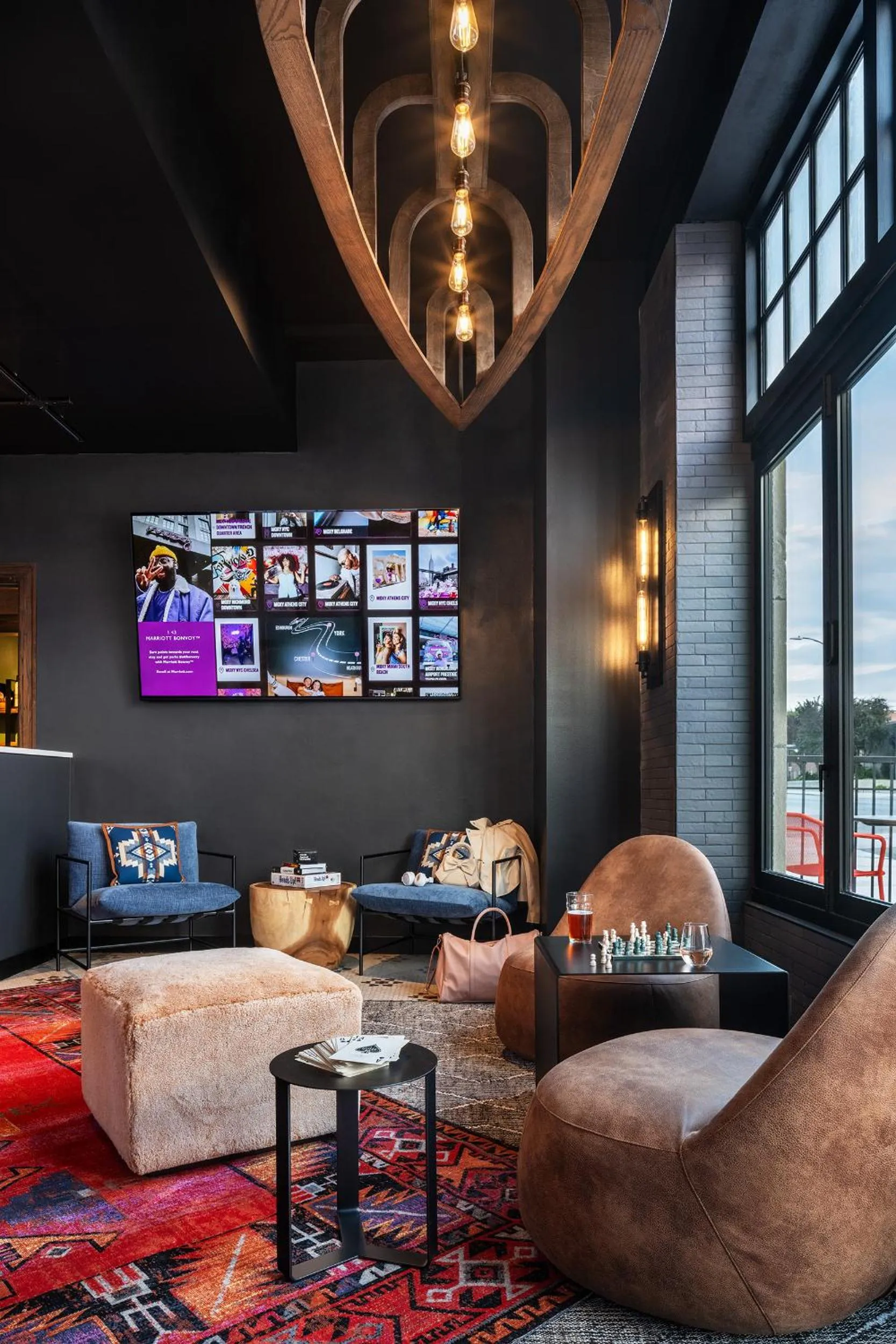 Communal lounge/ TV room in Moxy Springfield Downtown
