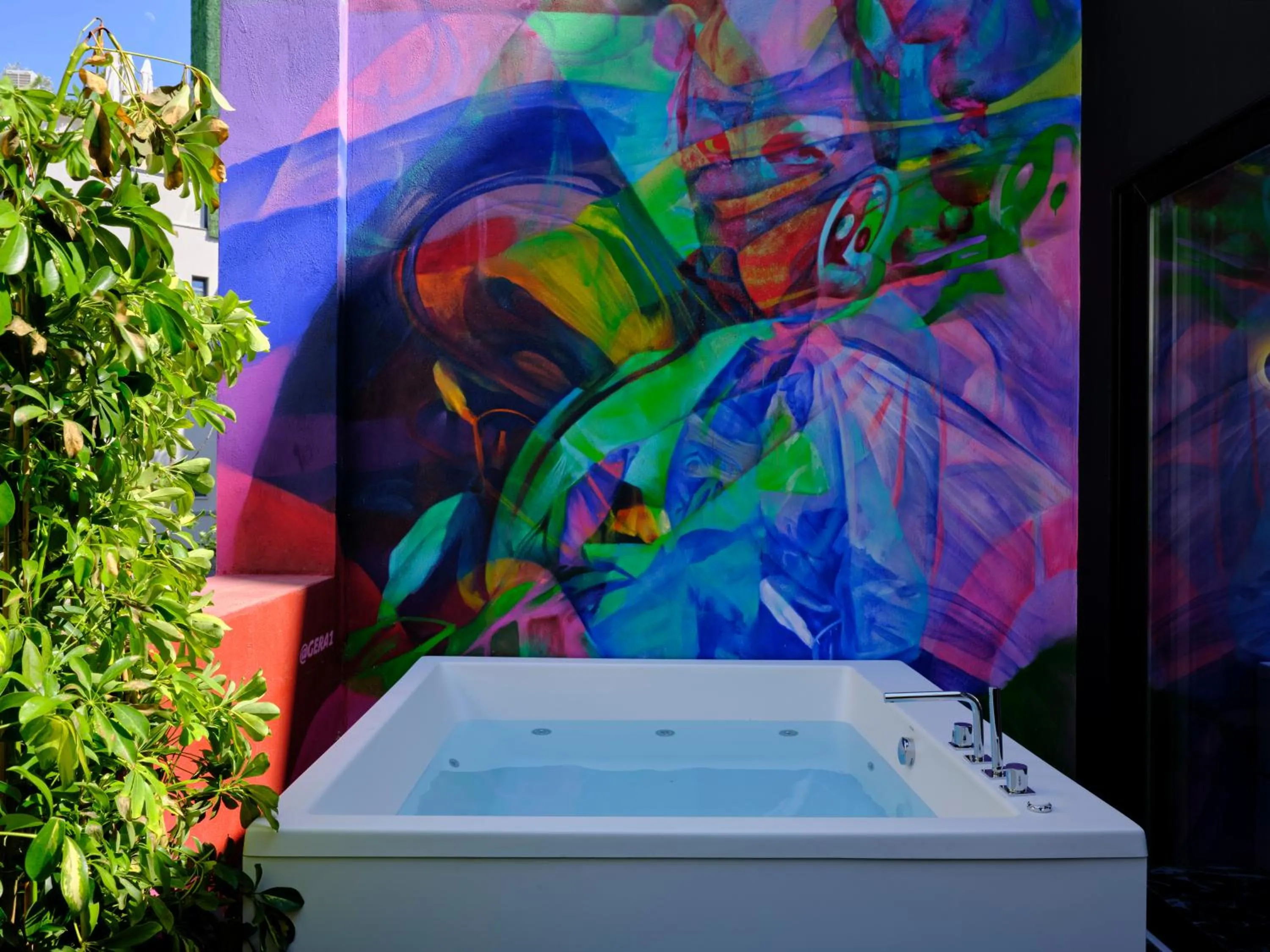 Hot Tub in Nur Outline Aparthotel