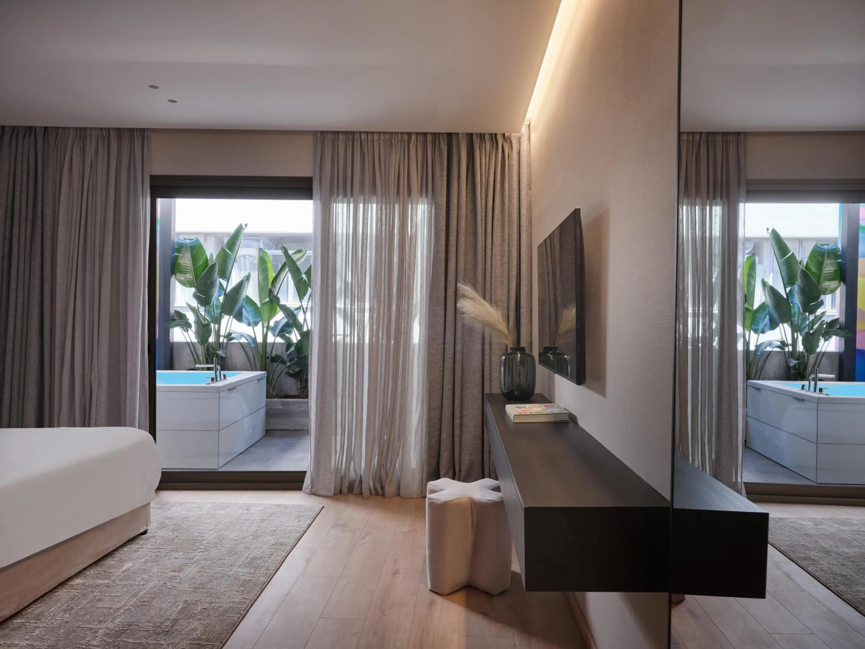 Hot Tub, Bed in Nur Outline Aparthotel