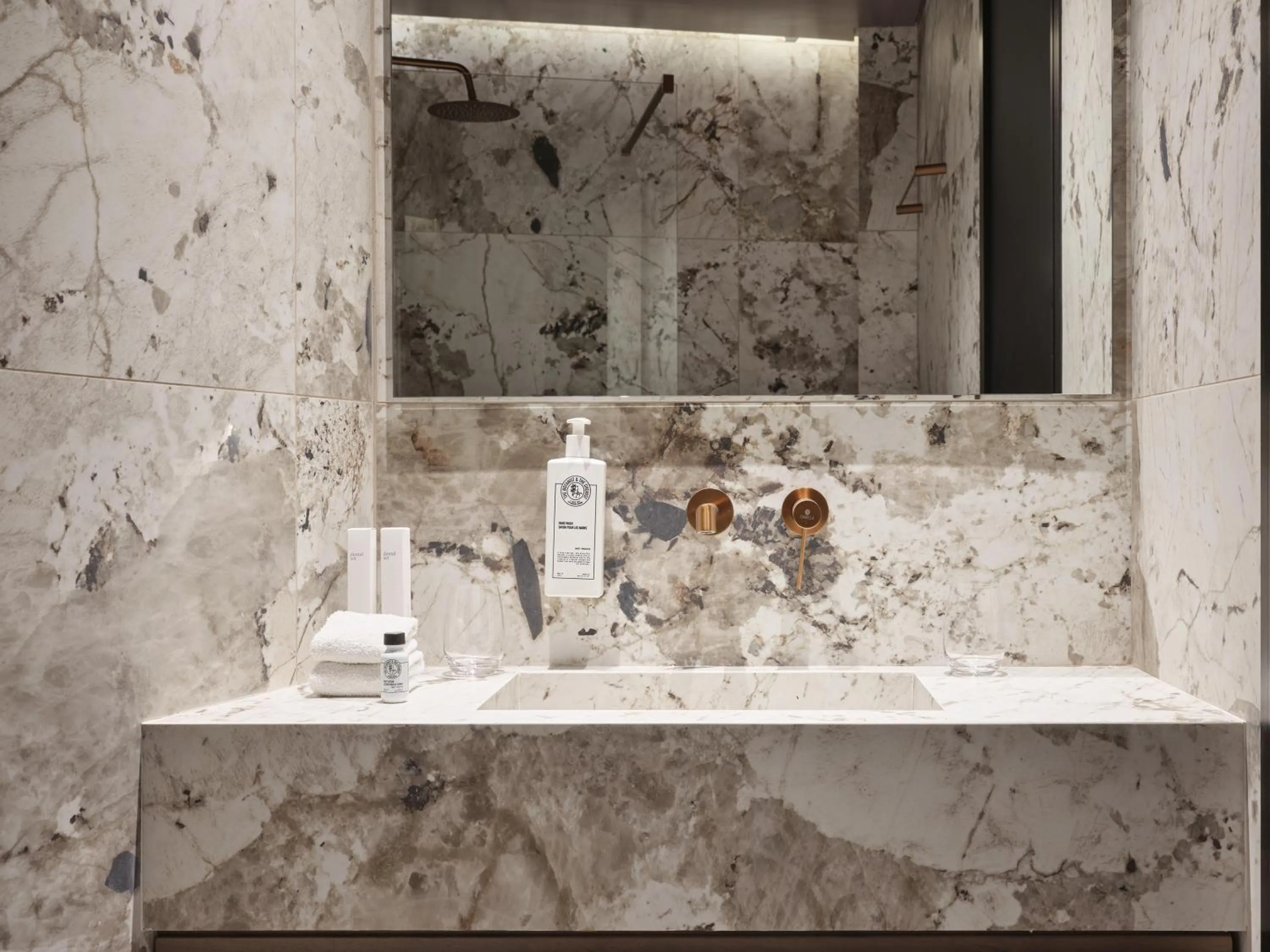 Shower in Nur Outline Aparthotel