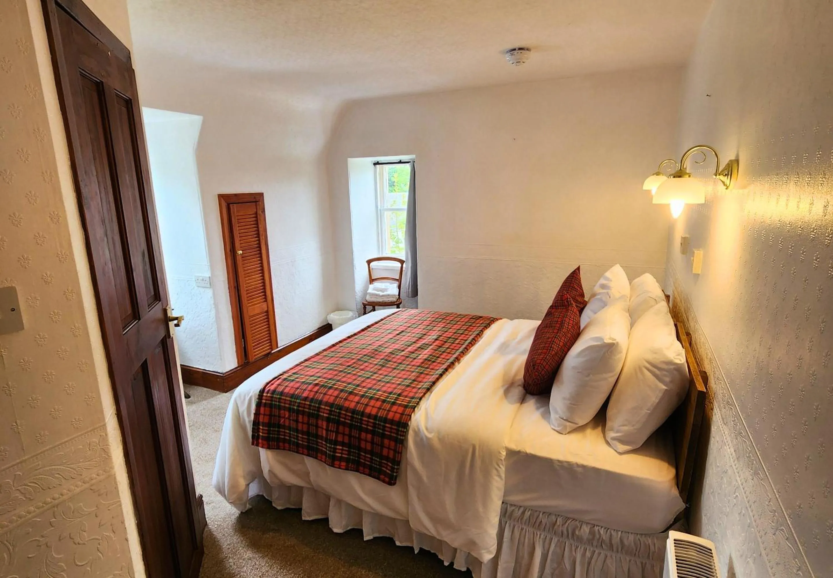 Bed in The Retreat Hotel