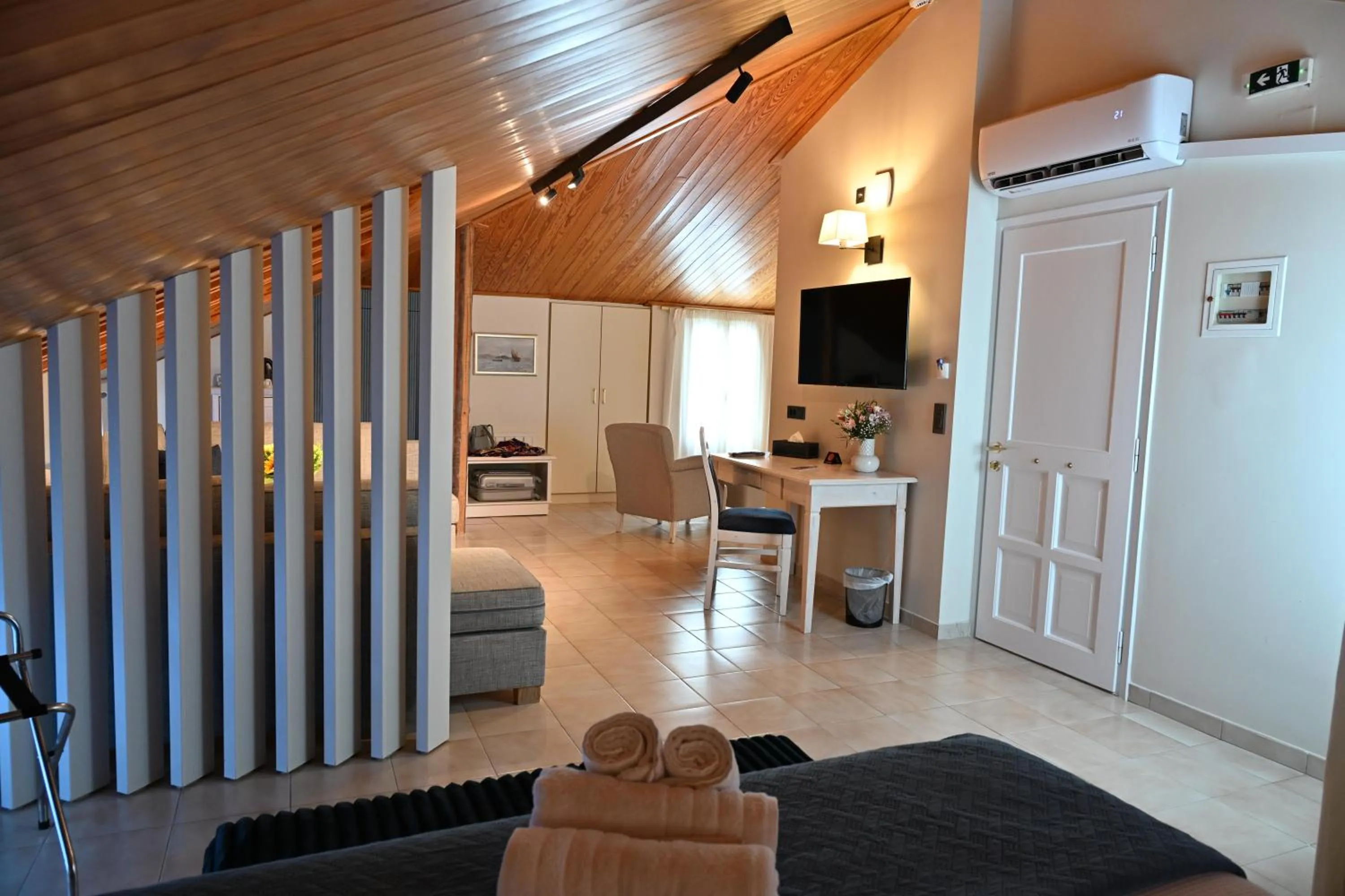 Photo of the whole room in Porto Nafplio