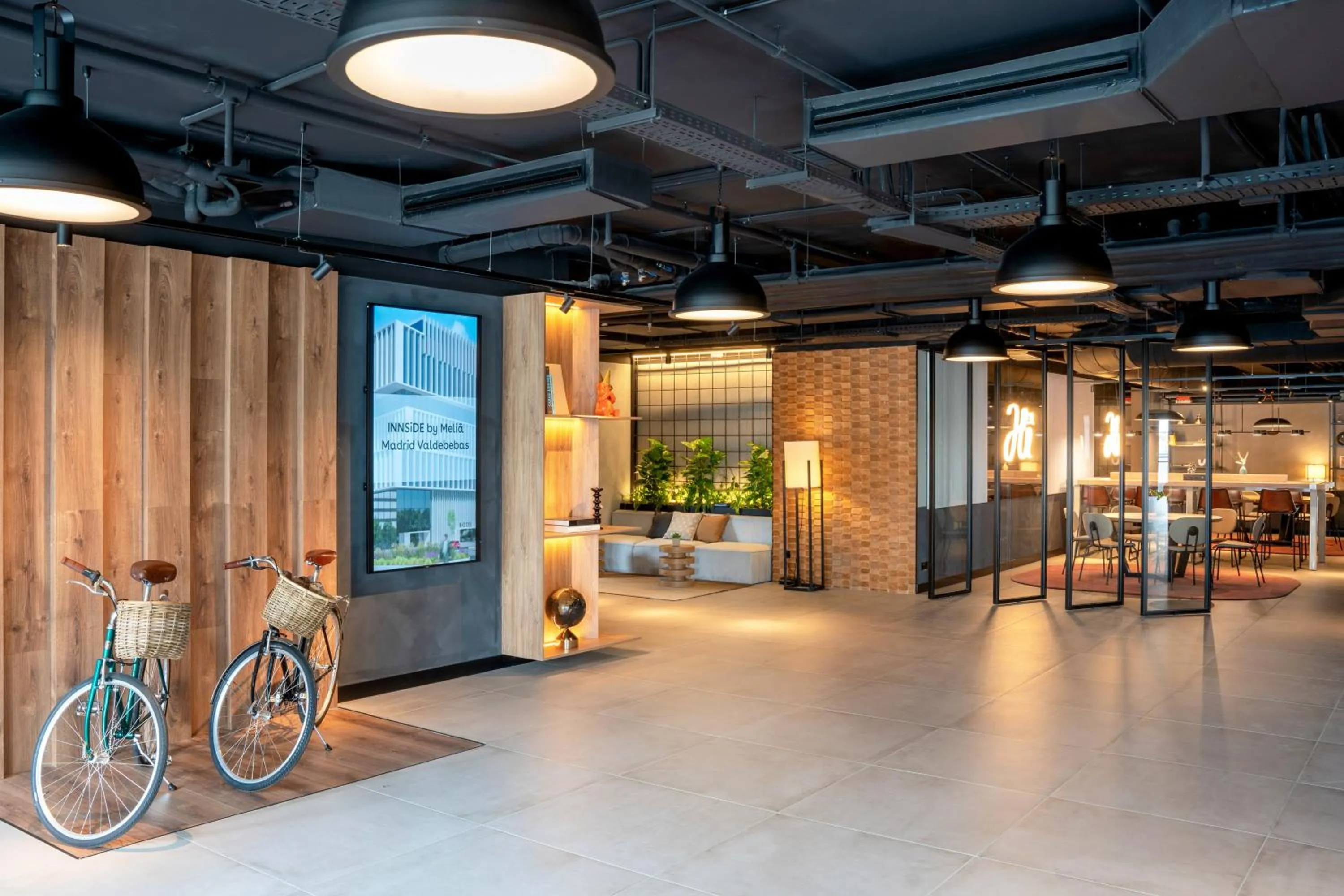 Lobby or reception in INNSiDE by Meliá Madrid Valdebebas