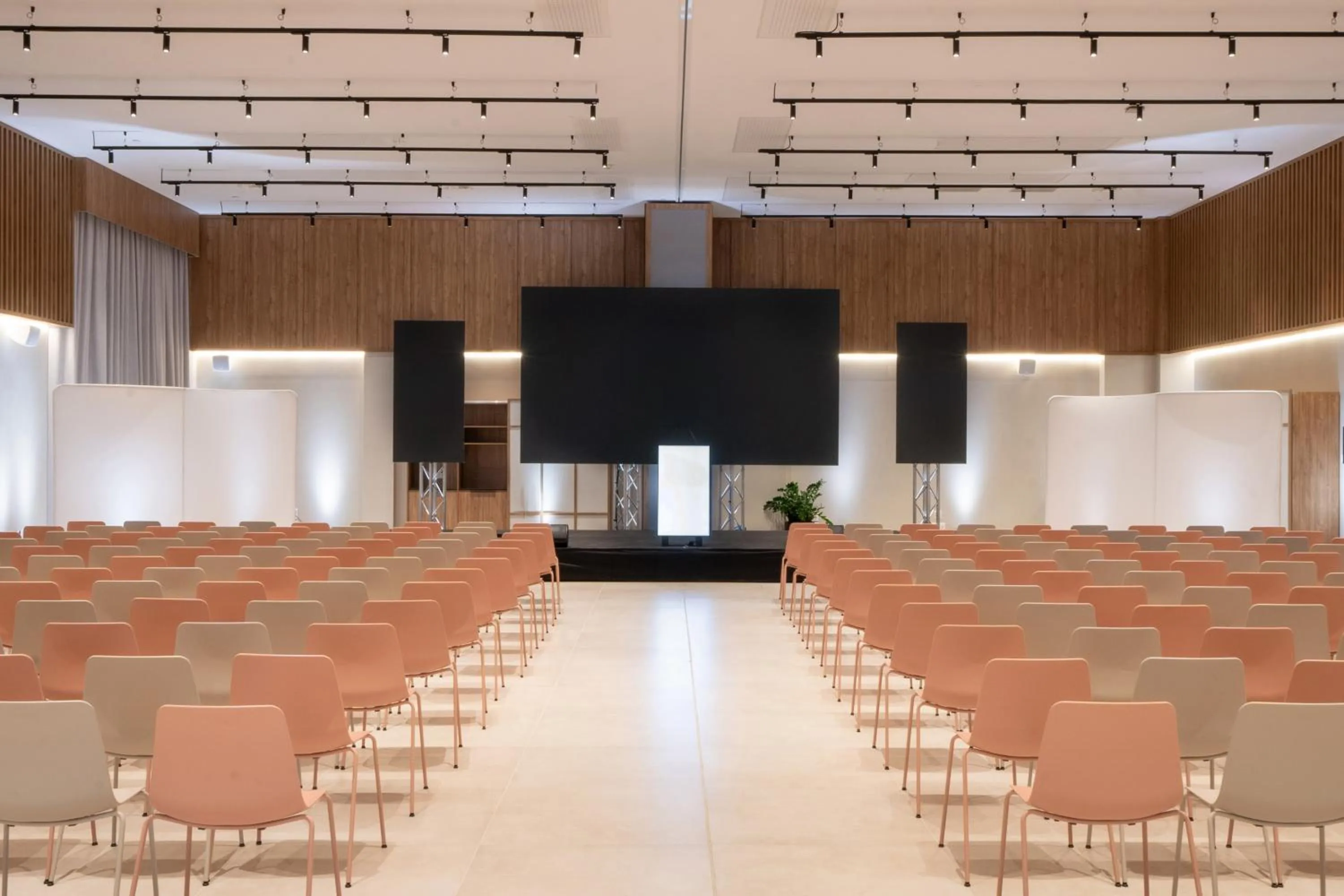 Meeting/conference room in INNSiDE by Meliá Madrid Valdebebas