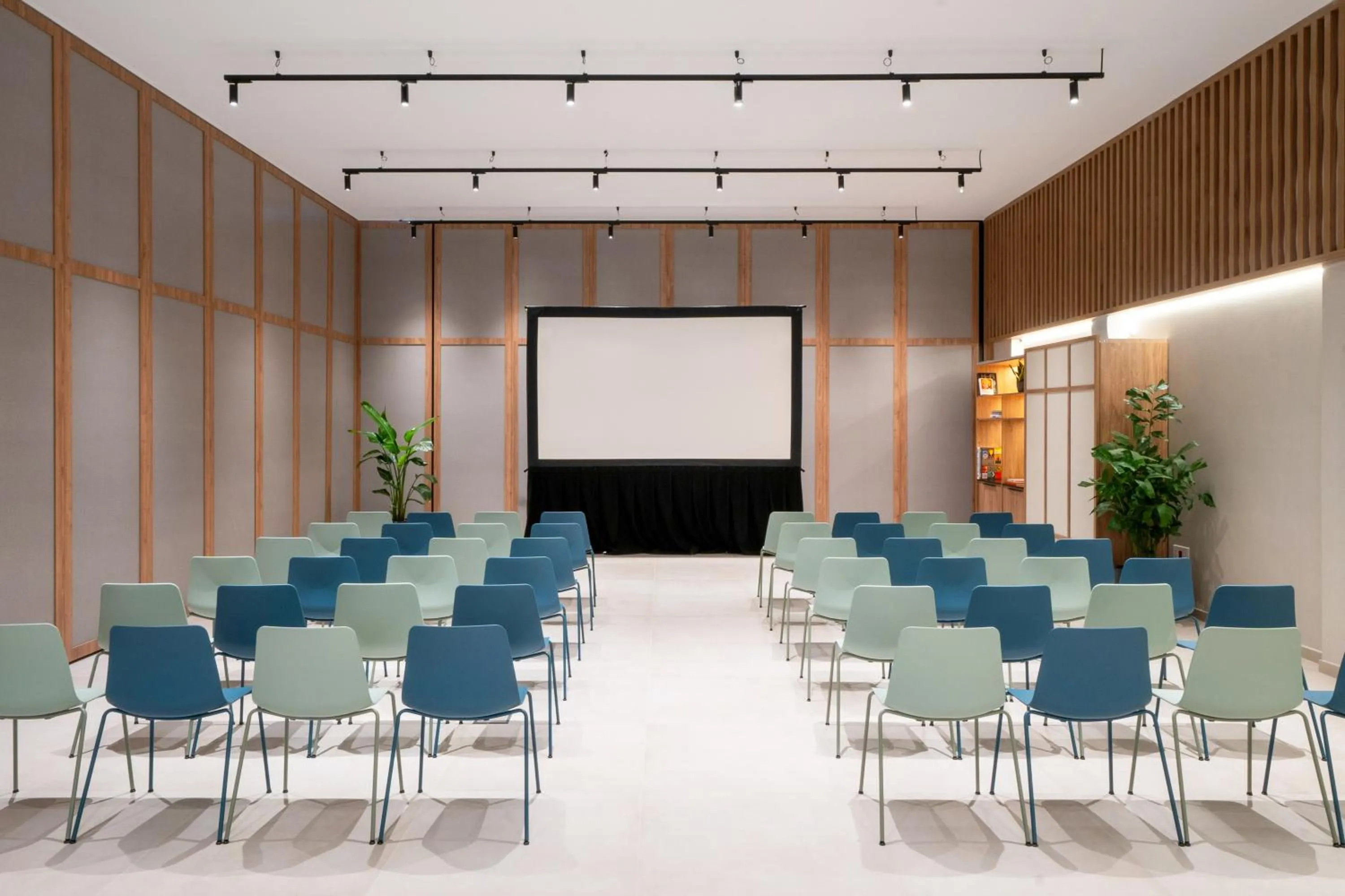 Meeting/conference room in INNSiDE by Meliá Madrid Valdebebas