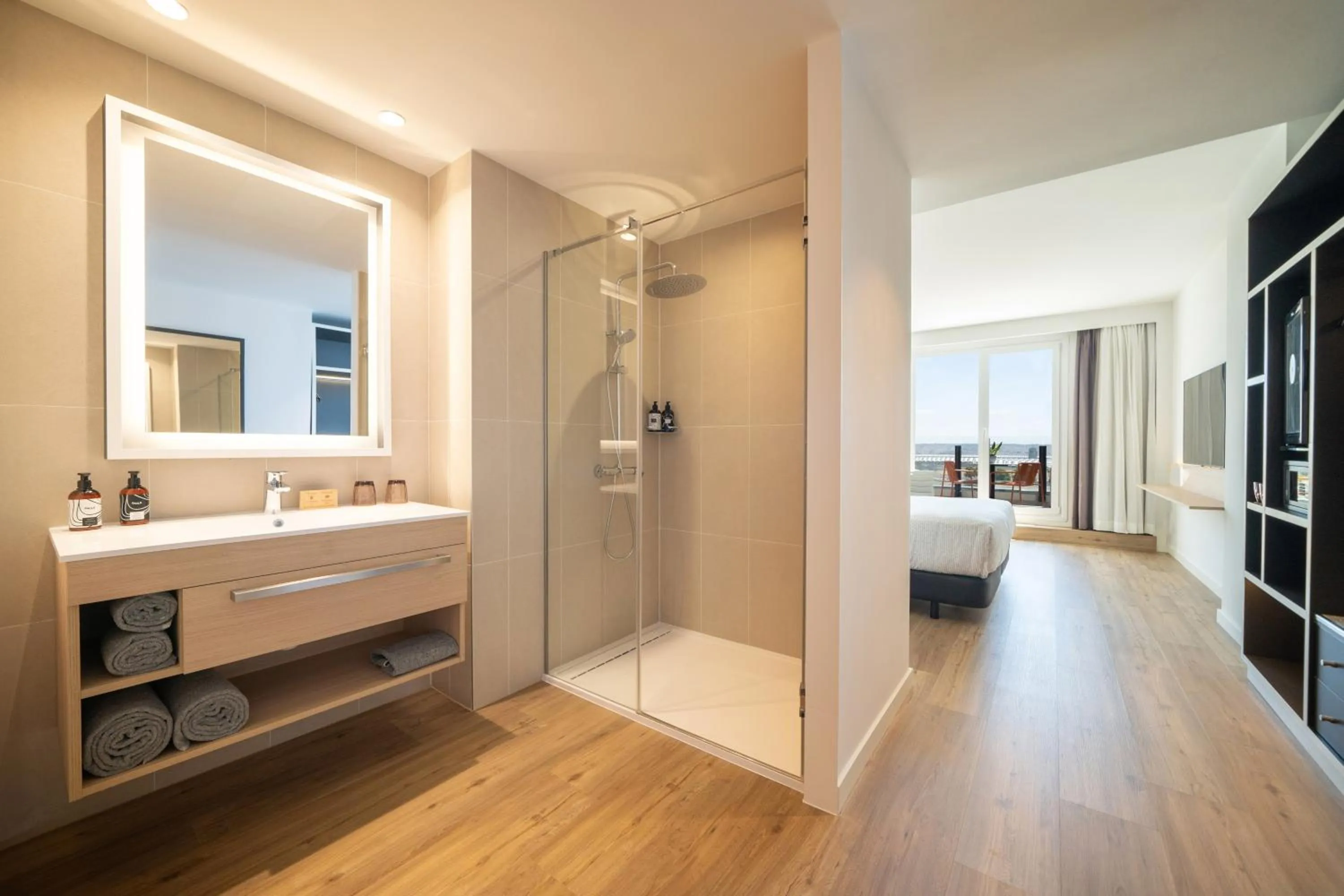 Bathroom, Bed in INNSiDE by Meliá Madrid Valdebebas