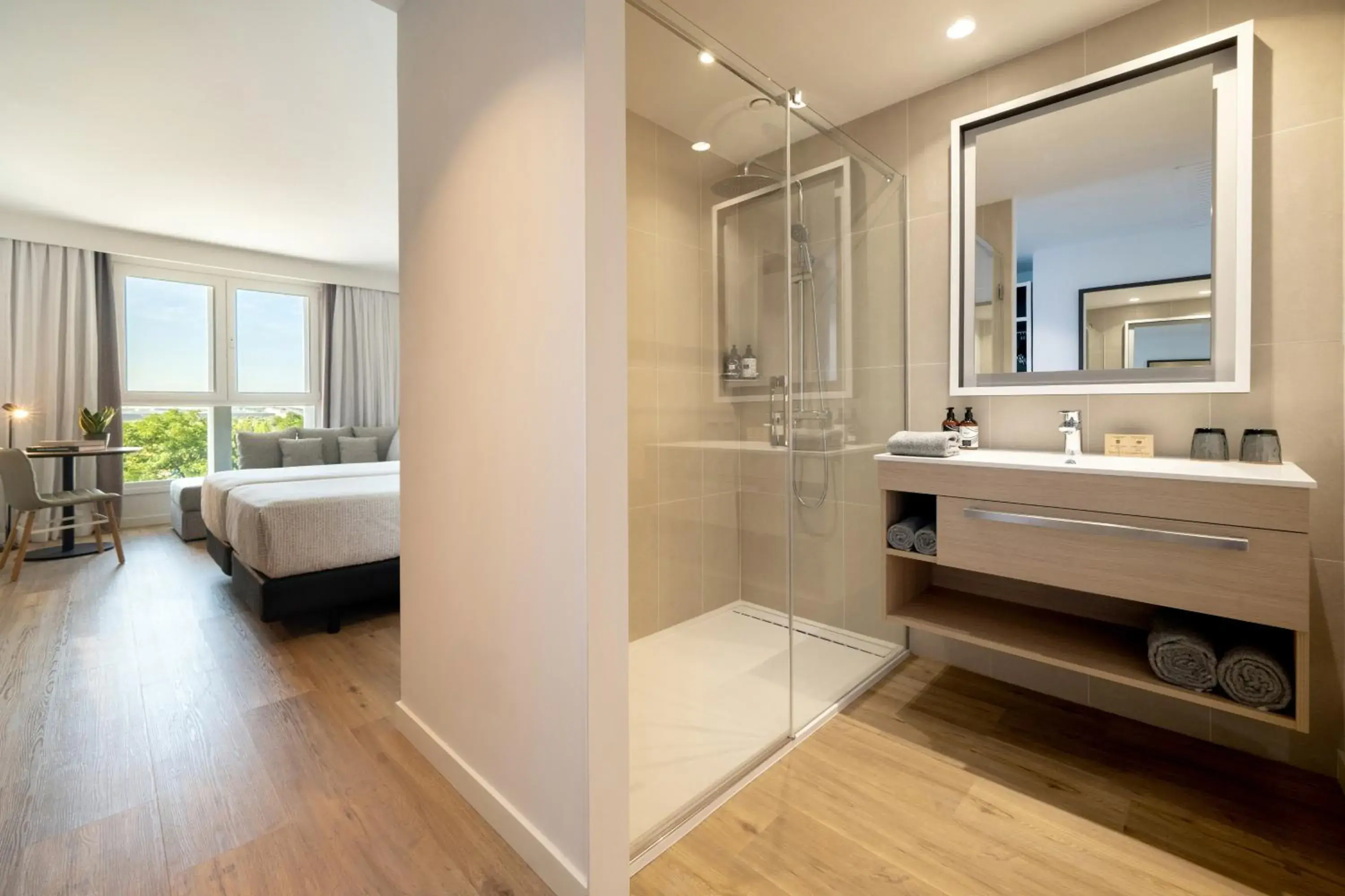 Bathroom, Bed in INNSiDE by Meliá Madrid Valdebebas Bathroom, Bed in INNSiDE by Meliá Madrid Valdebebas