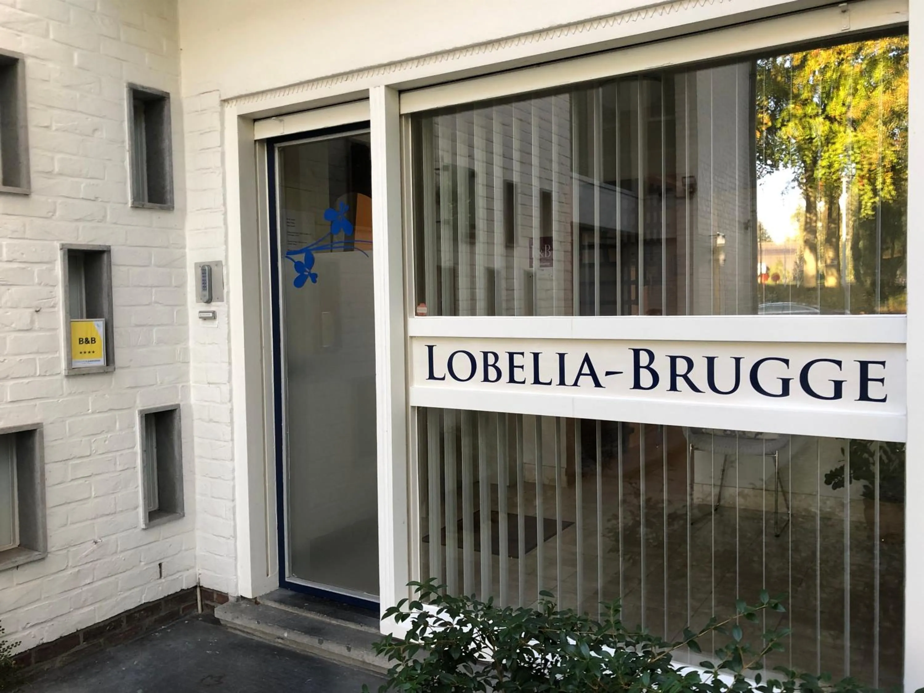 Facade/entrance in B&B Lobelia-Brugge