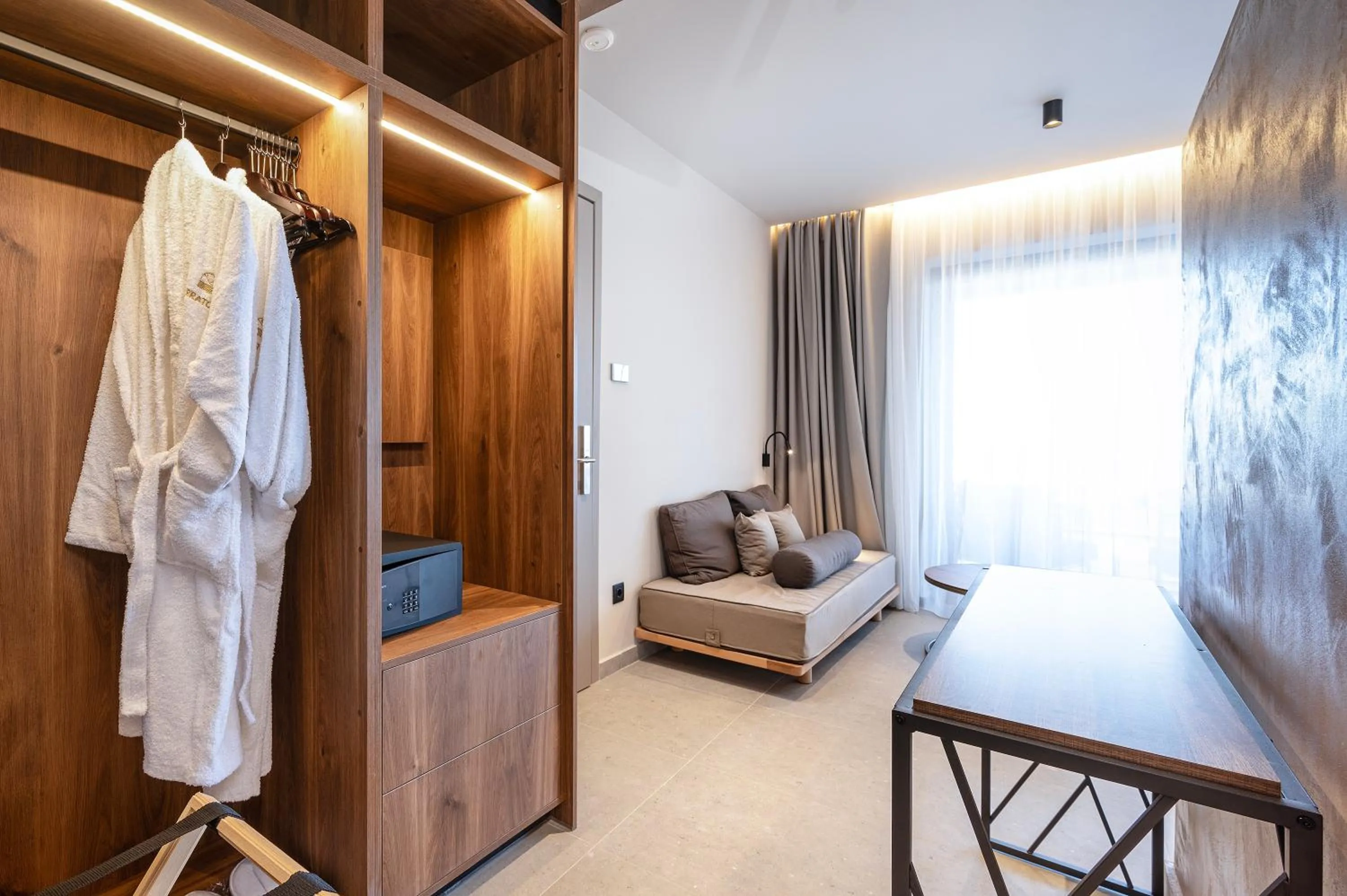 wardrobe, Bed in TERRATORRE