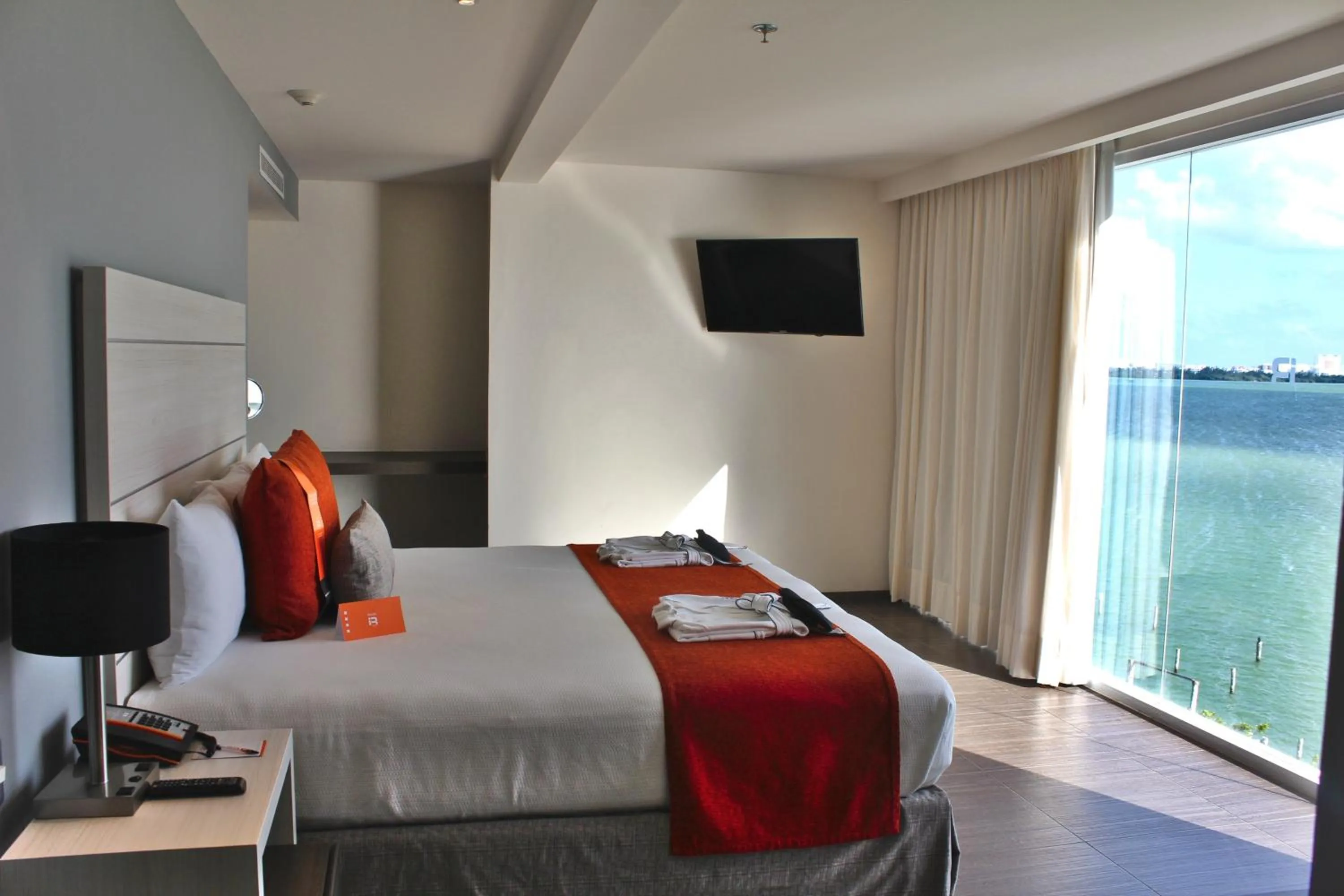 Photo of the whole room in Real Inn Cancún