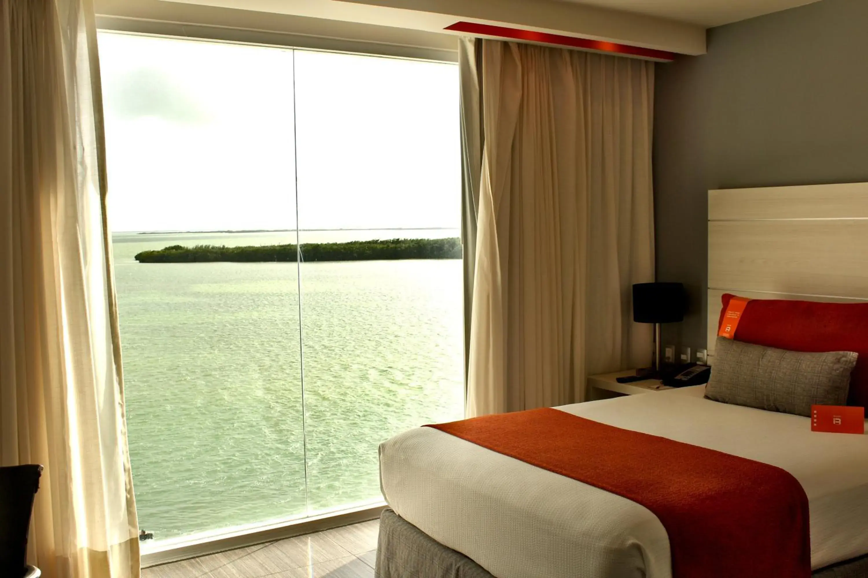 Property building, Bed in Real Inn Cancún Property building, Bed in Real Inn Cancún