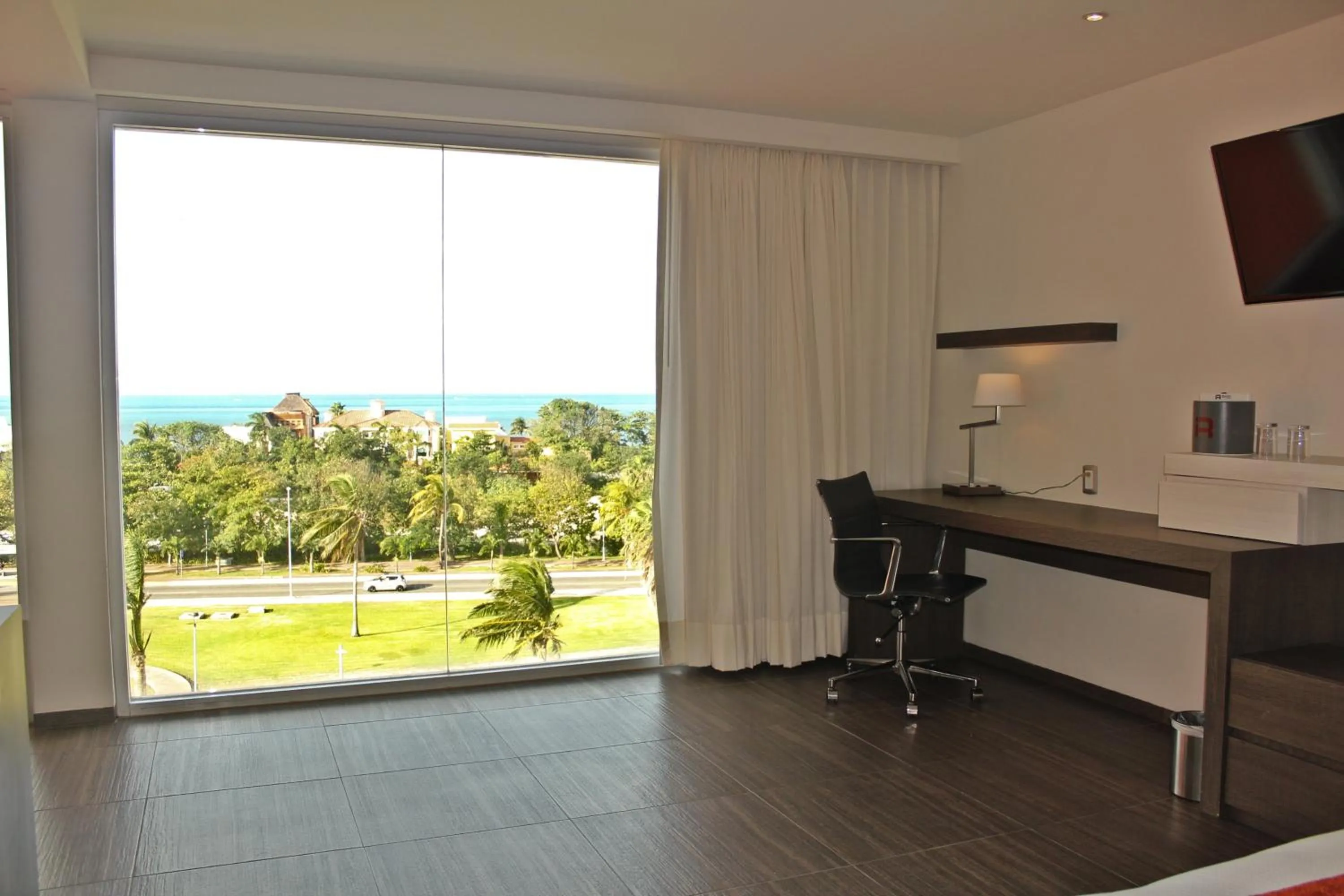 Photo of the whole room in Real Inn Cancún