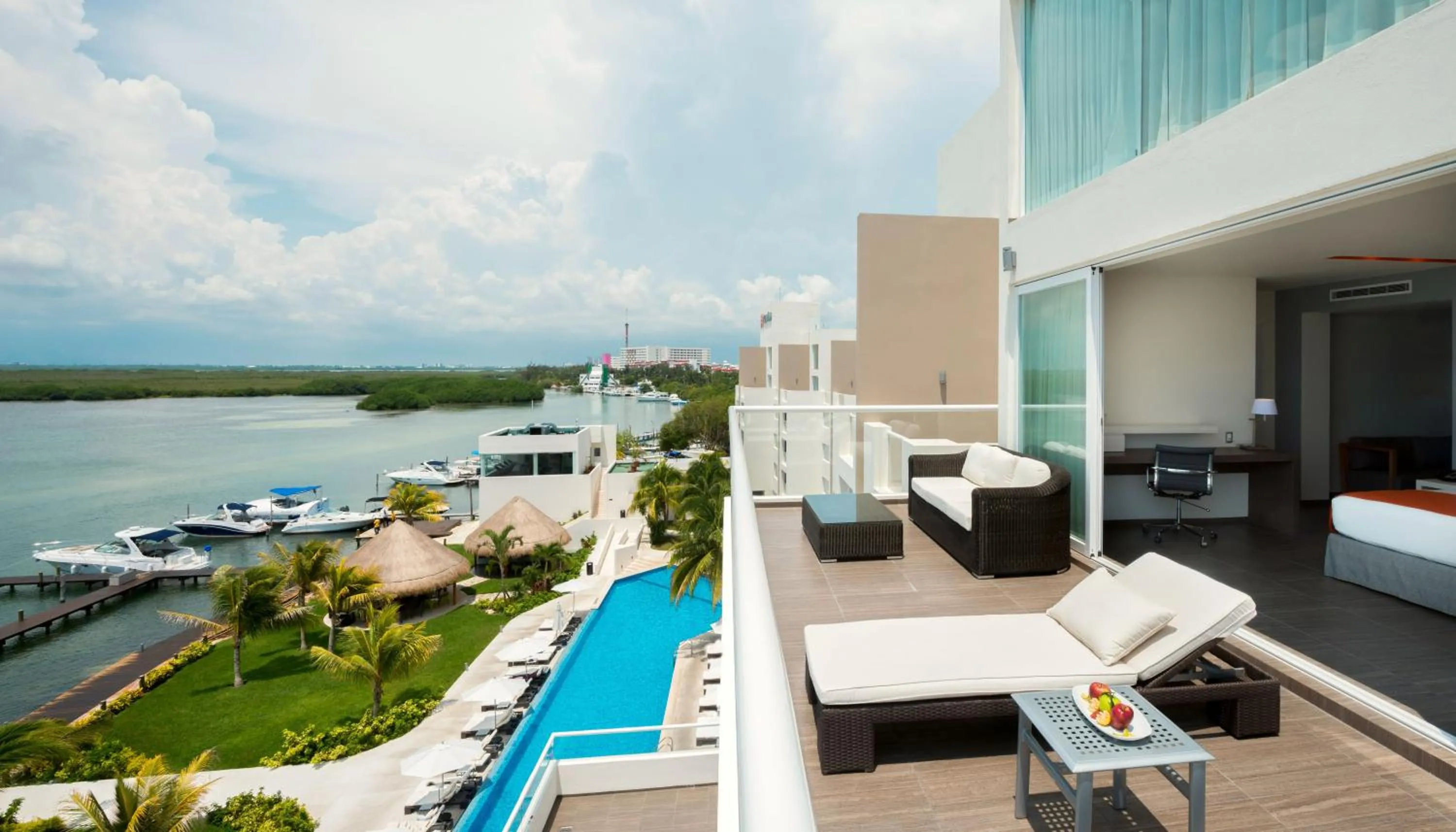 Photo of the whole room in Real Inn Cancún