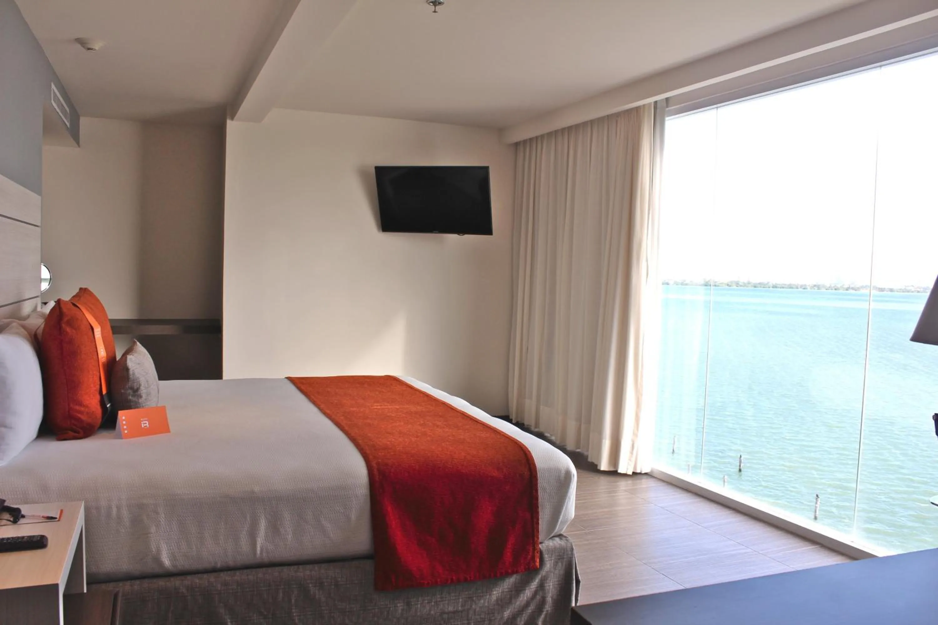 Photo of the whole room in Real Inn Cancún