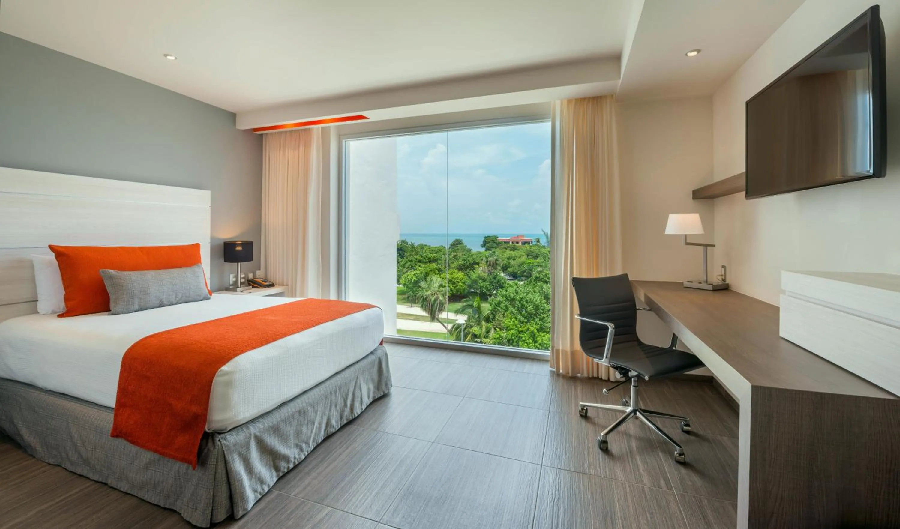 Photo of the whole room in Real Inn Cancún