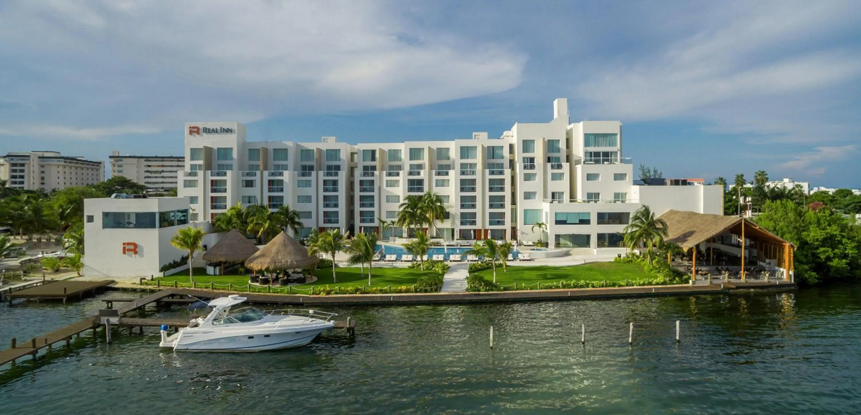 Property building in Real Inn Cancún