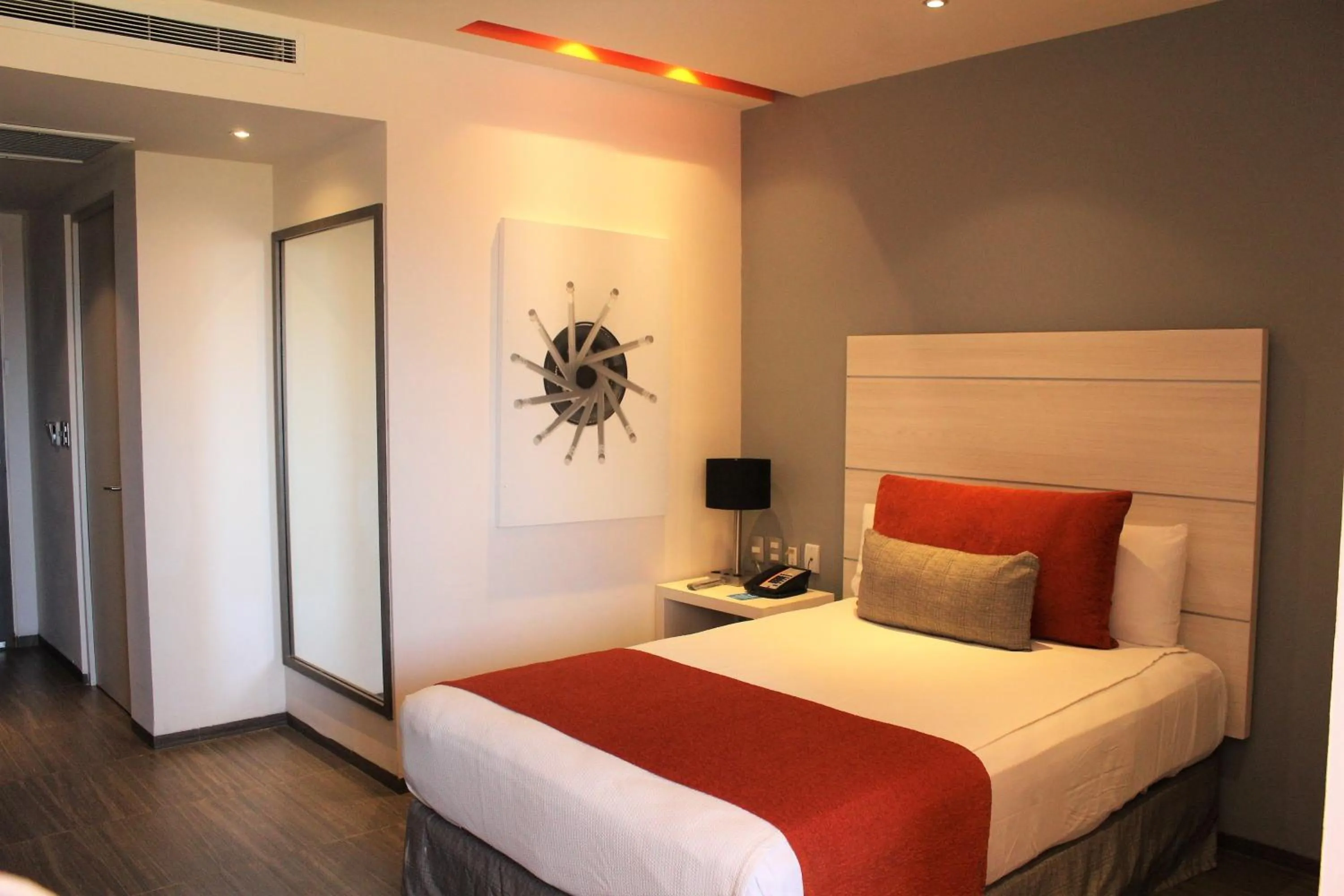 Photo of the whole room in Real Inn Cancún