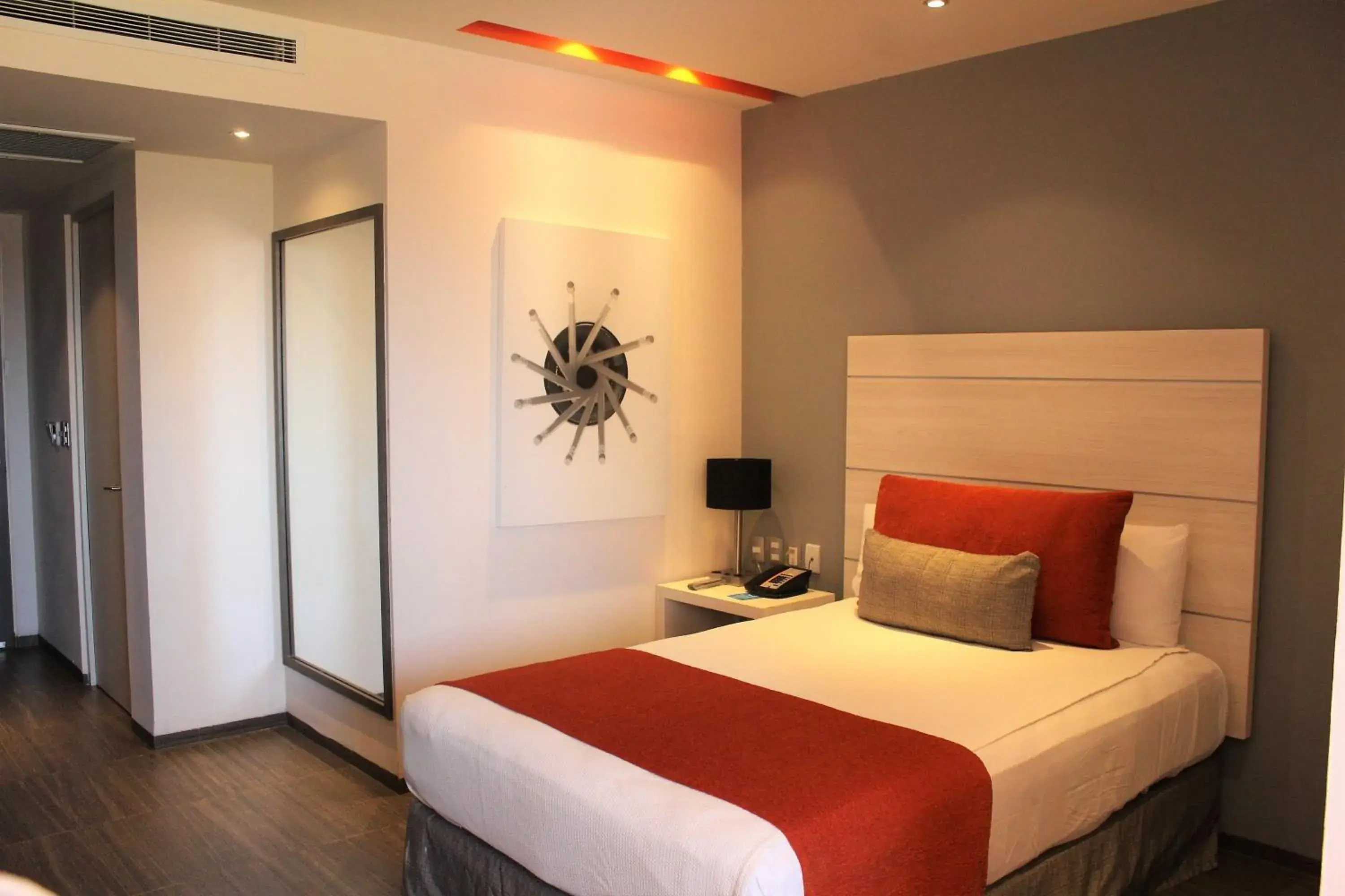 Photo of the whole room, Bed in Real Inn Cancún Photo of the whole room, Bed in Real Inn Cancún