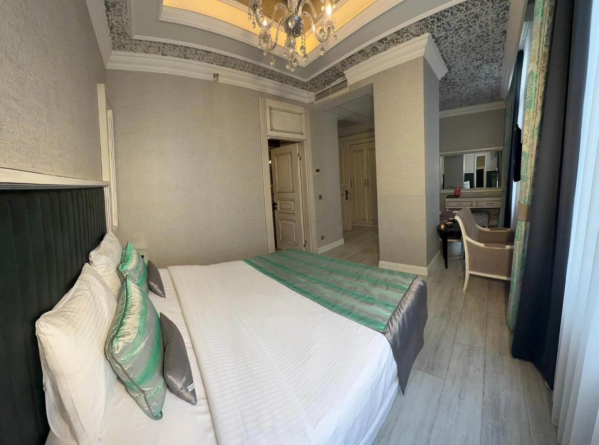 Photo of the whole room, Bed in Manesol Old City Bosphorus