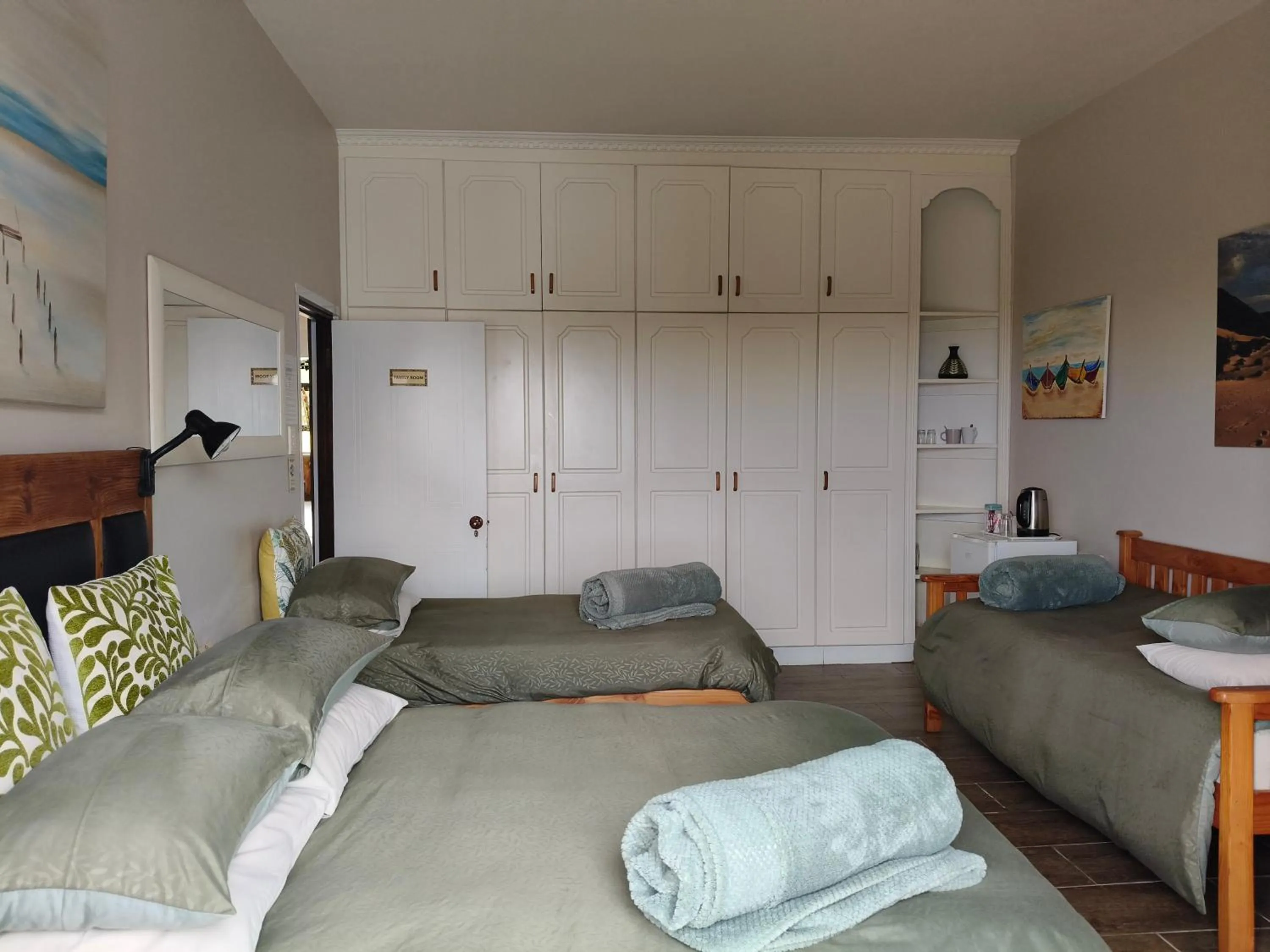 Photo of the whole room, Bed in Cove View B&B