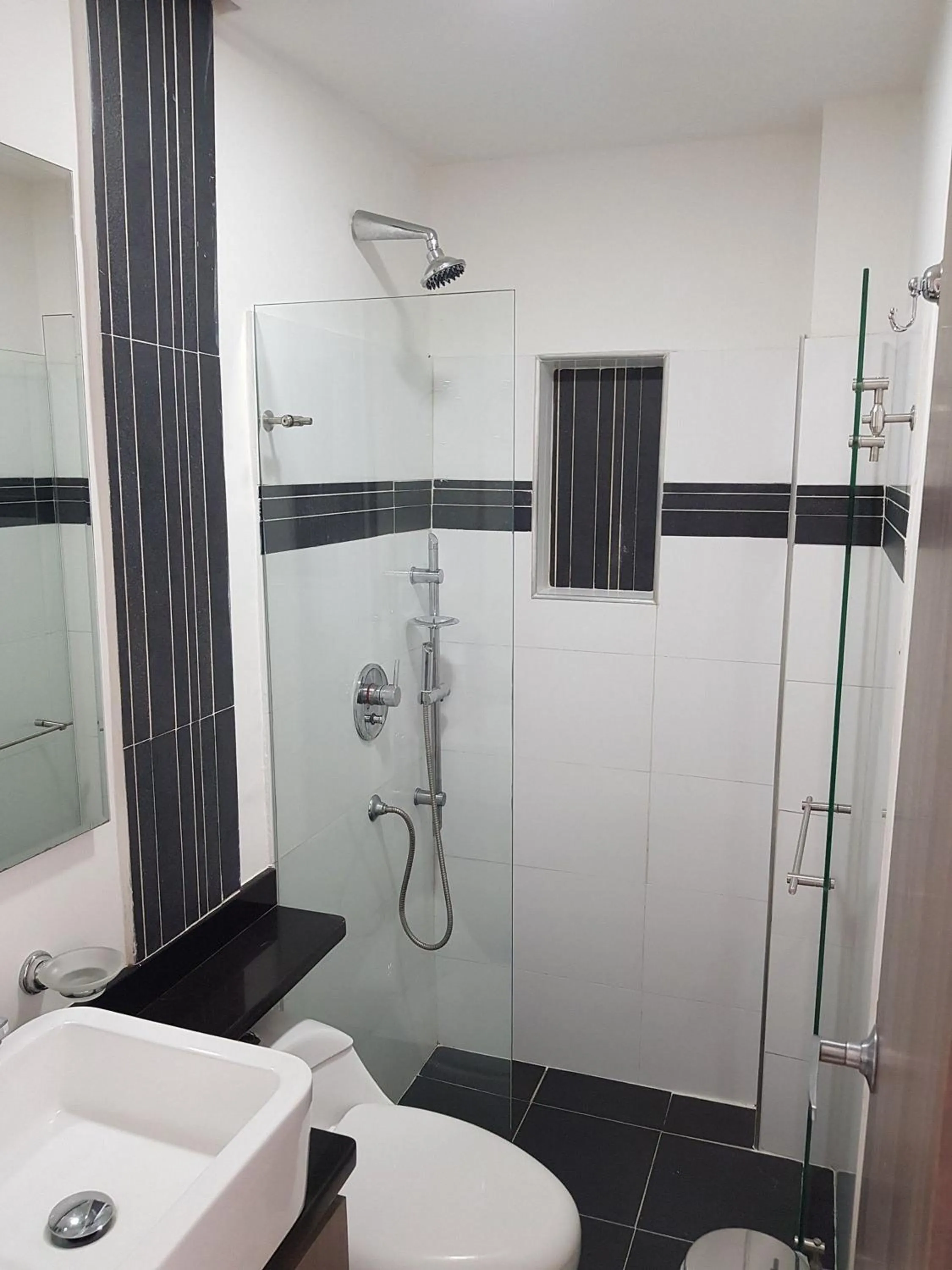 Shower in 502 Moderno Aparta-Suite en Versalles Tipo Loft - Cali Tower Suites & Lofts