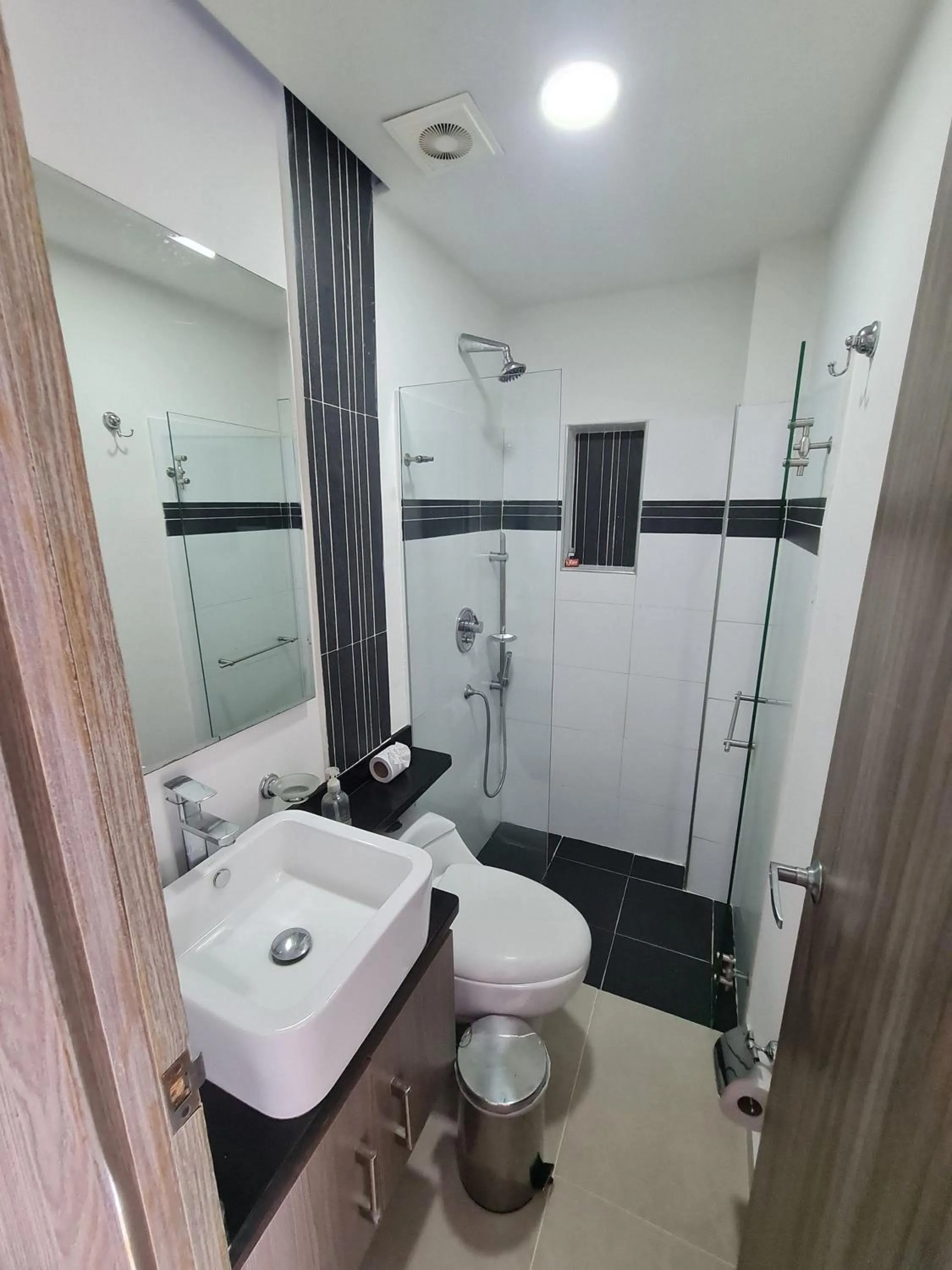 Toilet in 502 Moderno Aparta-Suite en Versalles Tipo Loft - Cali Tower Suites & Lofts