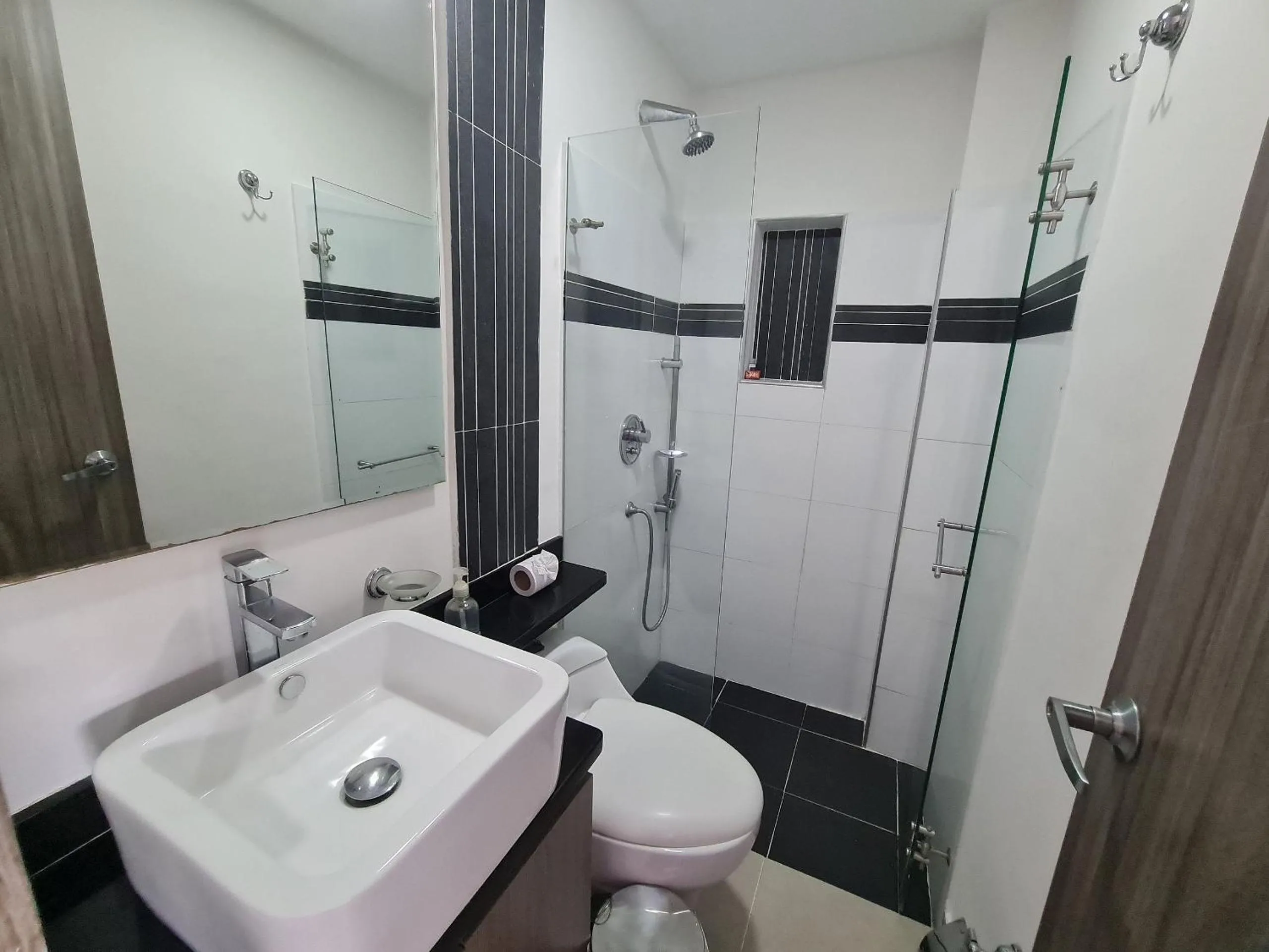 Toilet in 502 Moderno Aparta-Suite en Versalles Tipo Loft - Cali Tower Suites & Lofts
