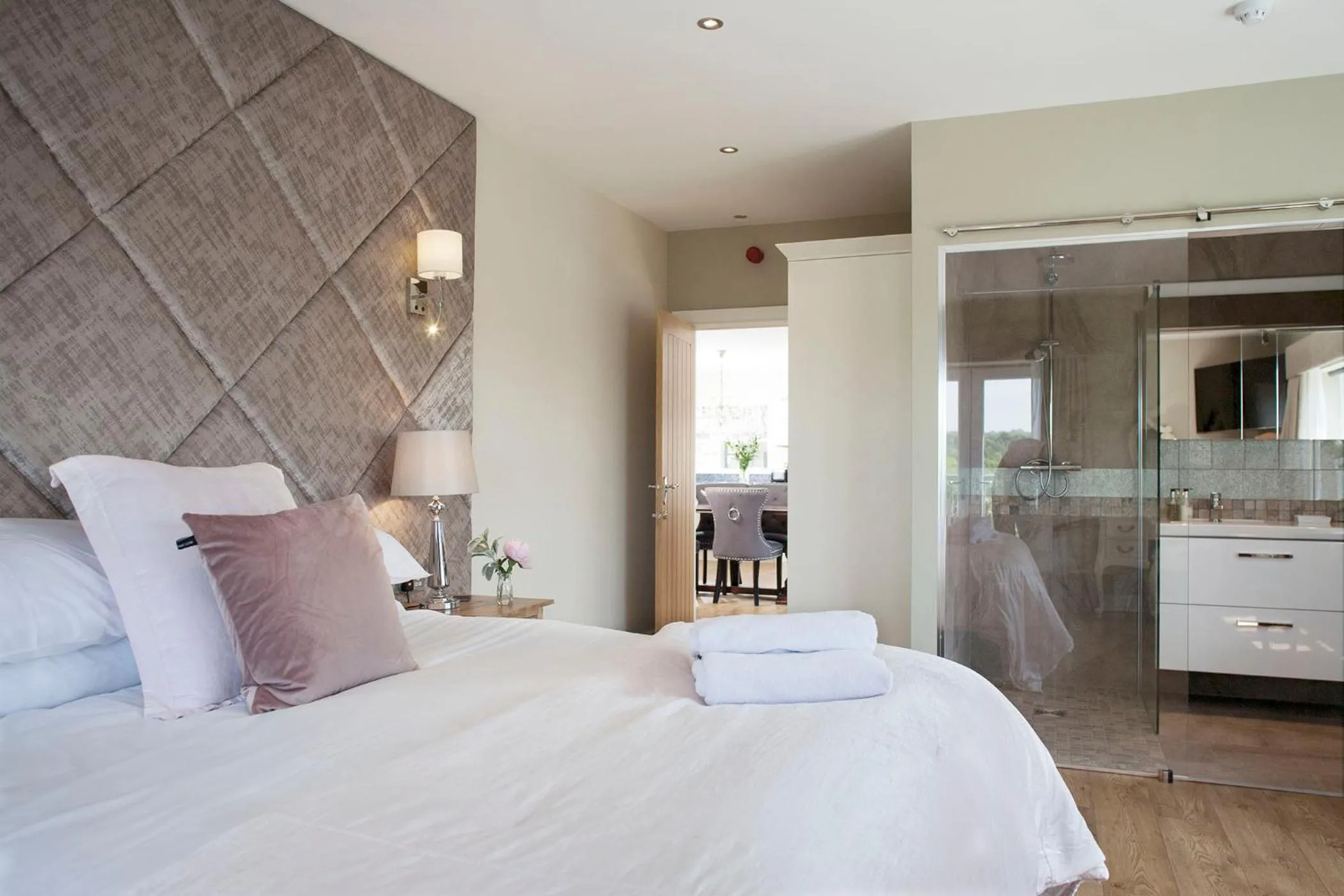 Photo of the whole room, Bed in Black Horse Beamish