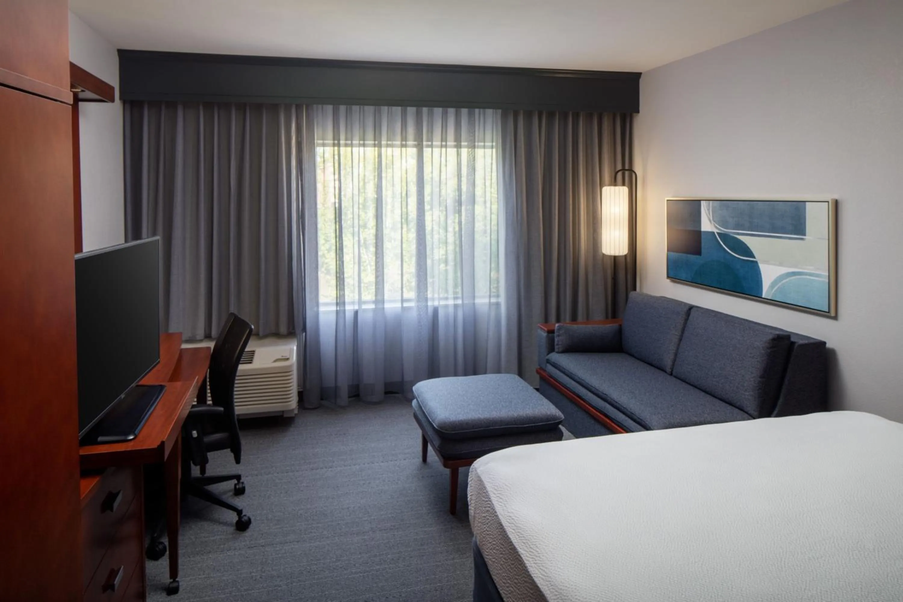 Photo of the whole room, Bed in Courtyard by Marriott Charleston Downtown/Civic Center