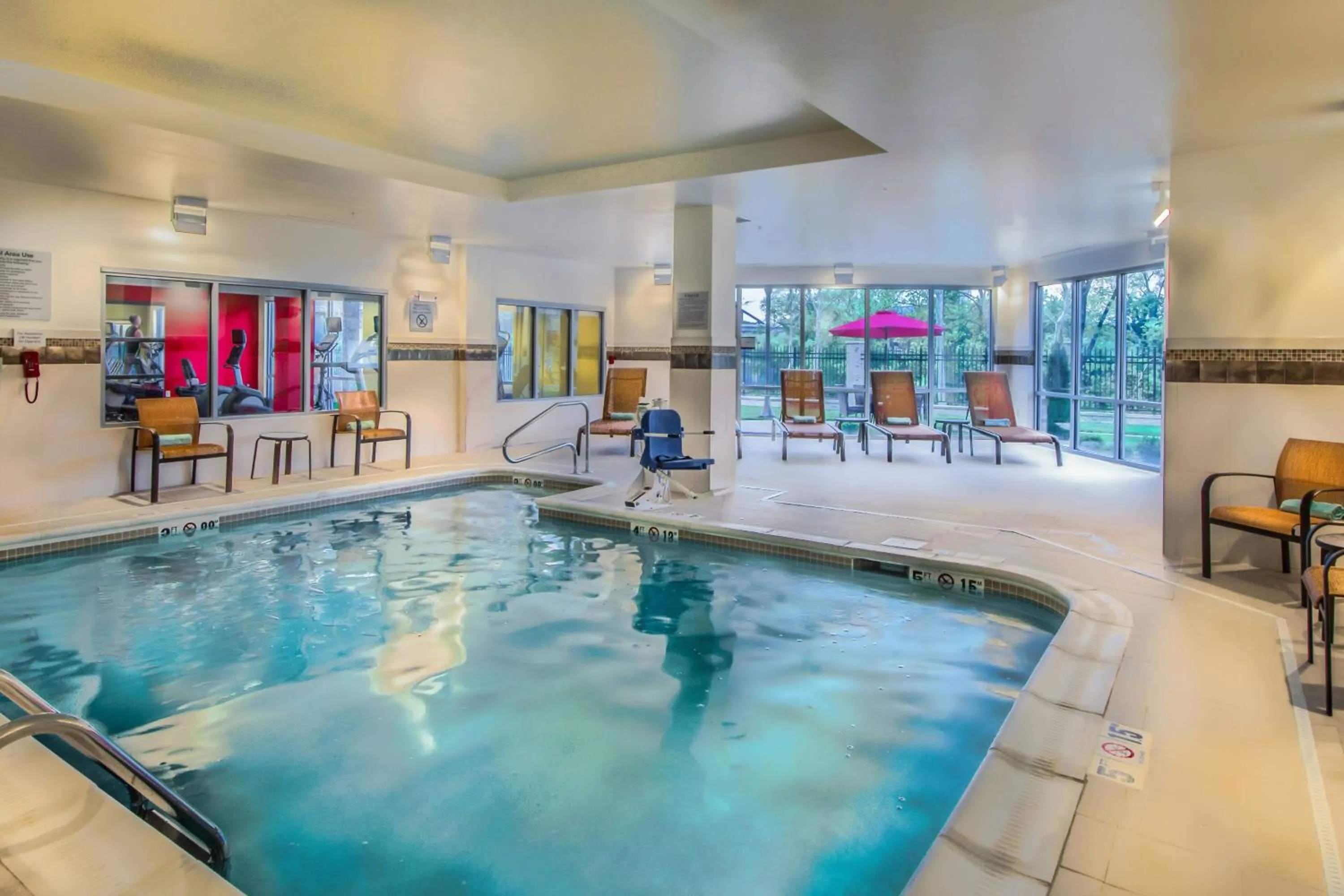 Swimming pool in Courtyard by Marriott Charleston Downtown/Civic Center