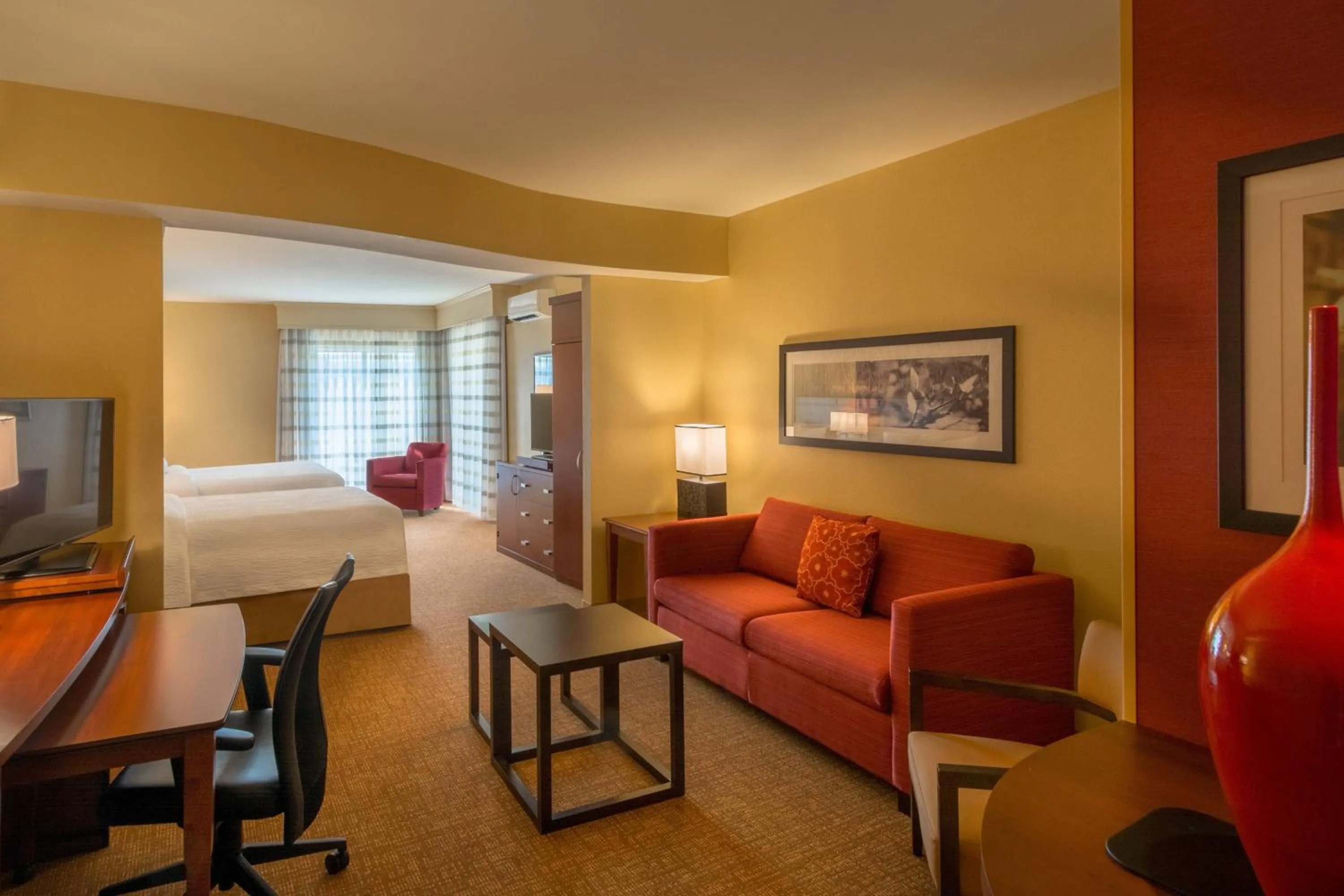 Photo of the whole room, Bed in Courtyard by Marriott Charleston Downtown/Civic Center