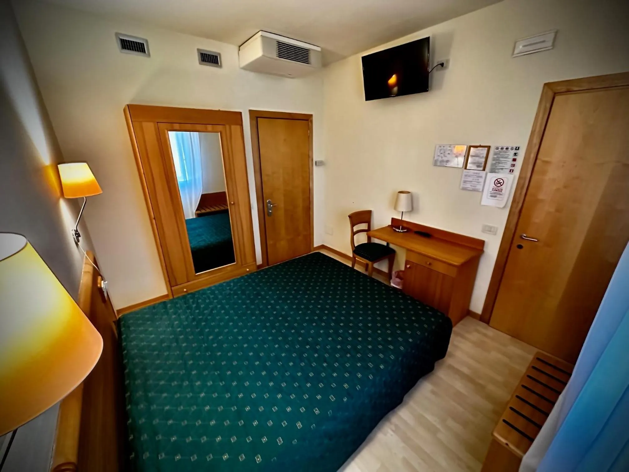 Communal lounge/ TV room, Bed in Hotel Ponte Molo