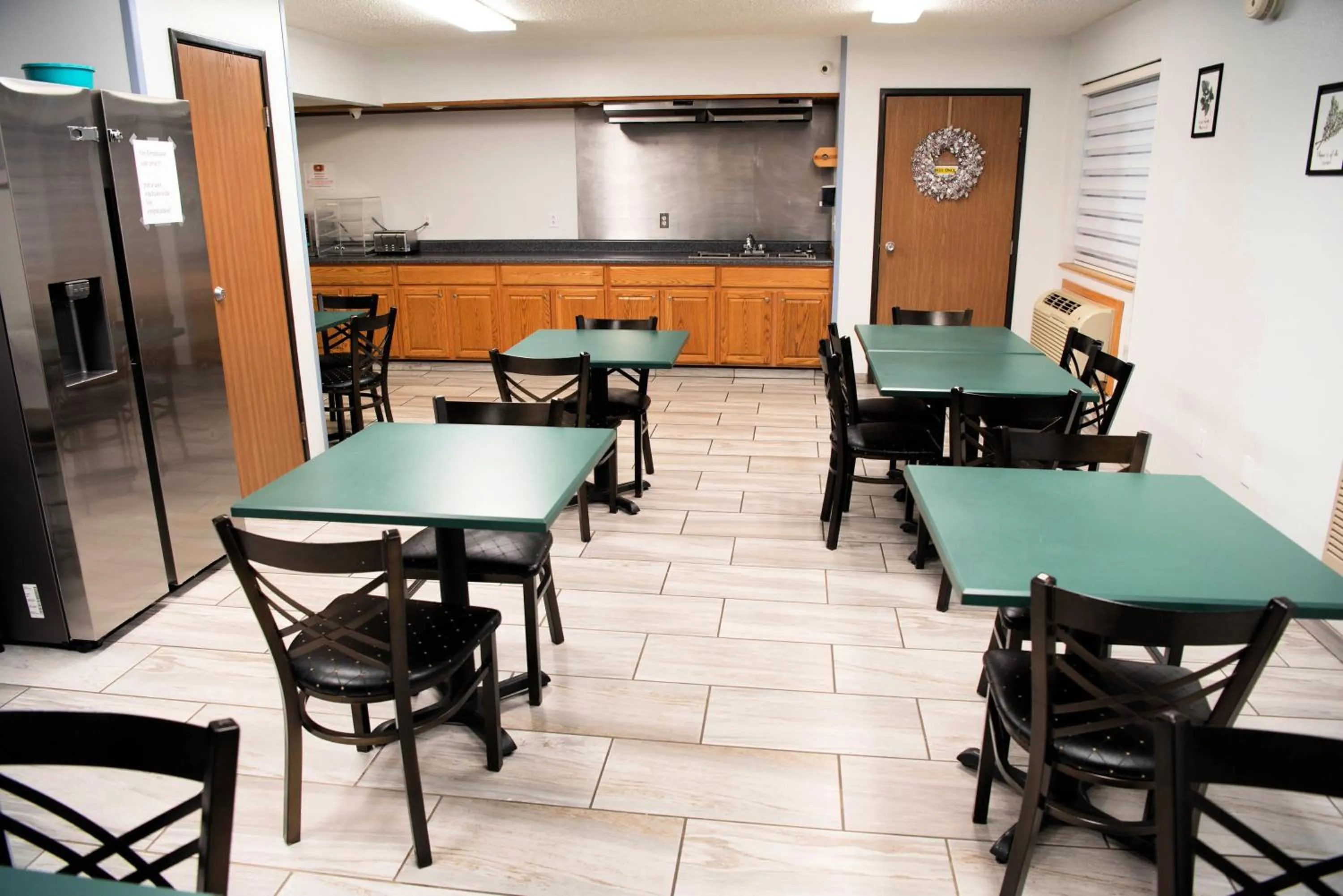 Dining area in Super 8 by Wyndham Gallipolis Pt Pleasant Area