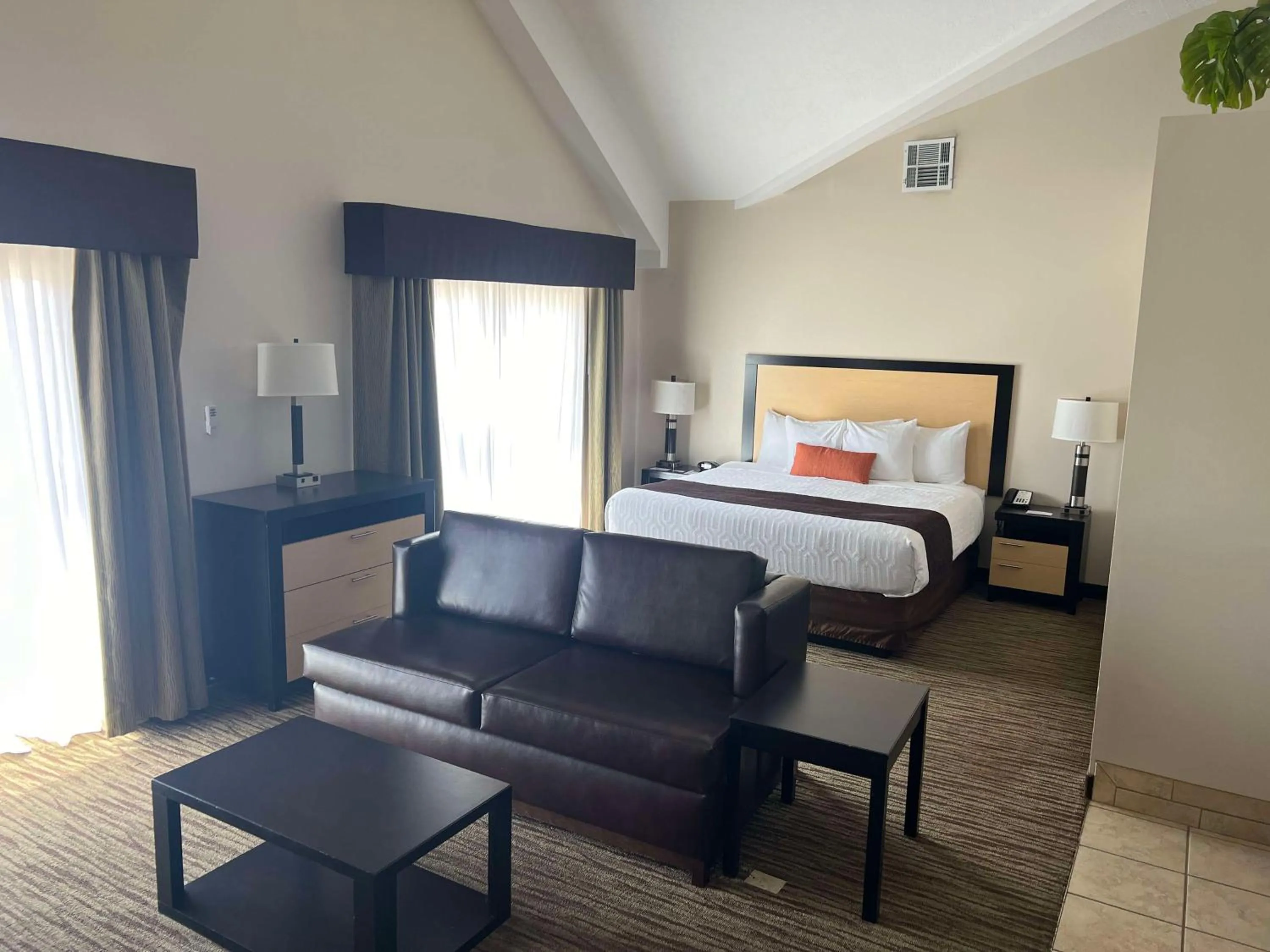 Photo of the whole room, Bed in Best Western Plus Landmark Hotel