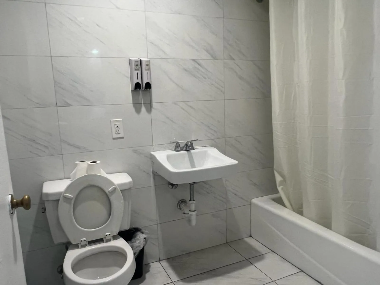 Toilet in Pomona Inn