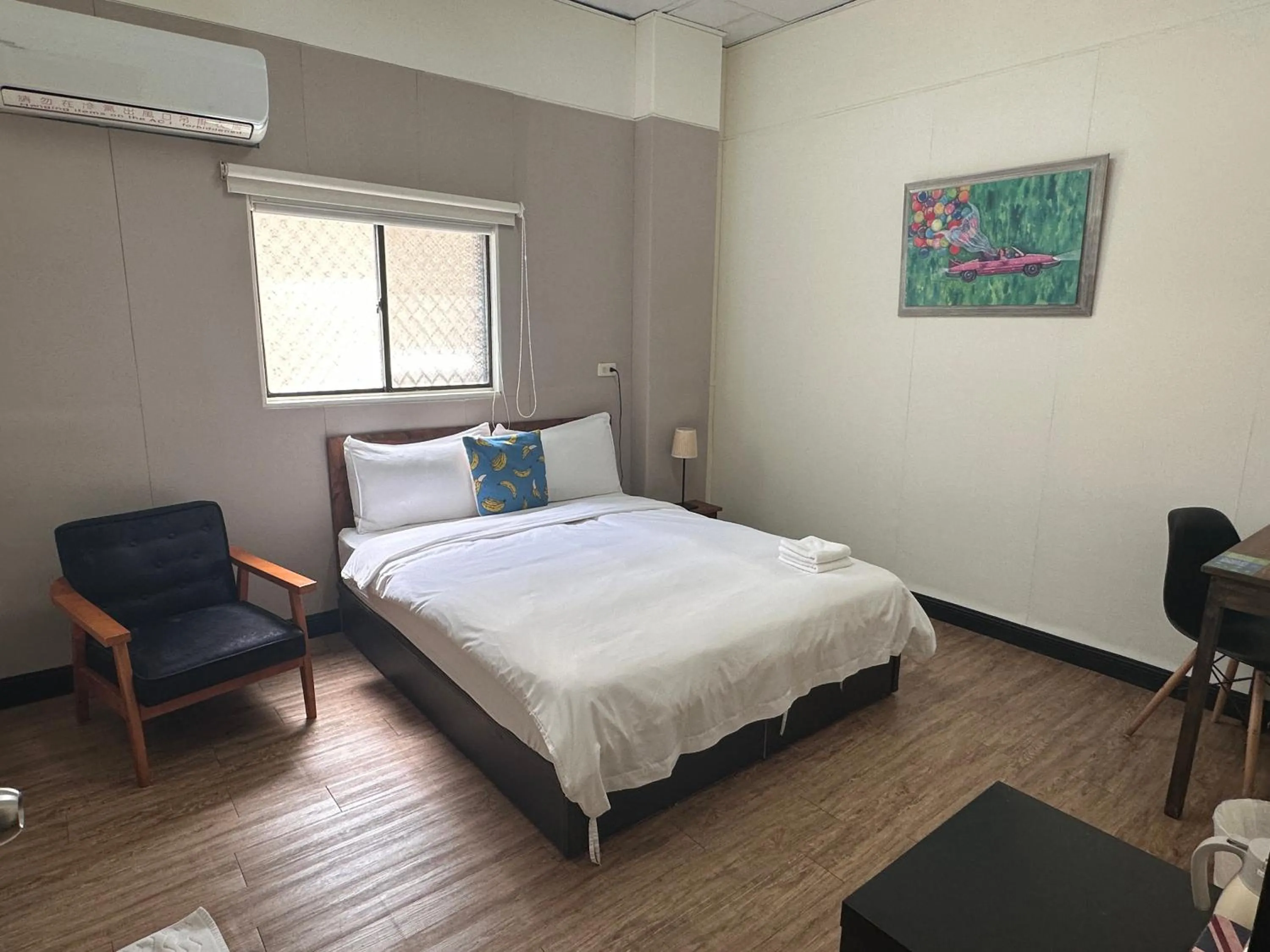 Photo of the whole room, Bed in OC Hostel