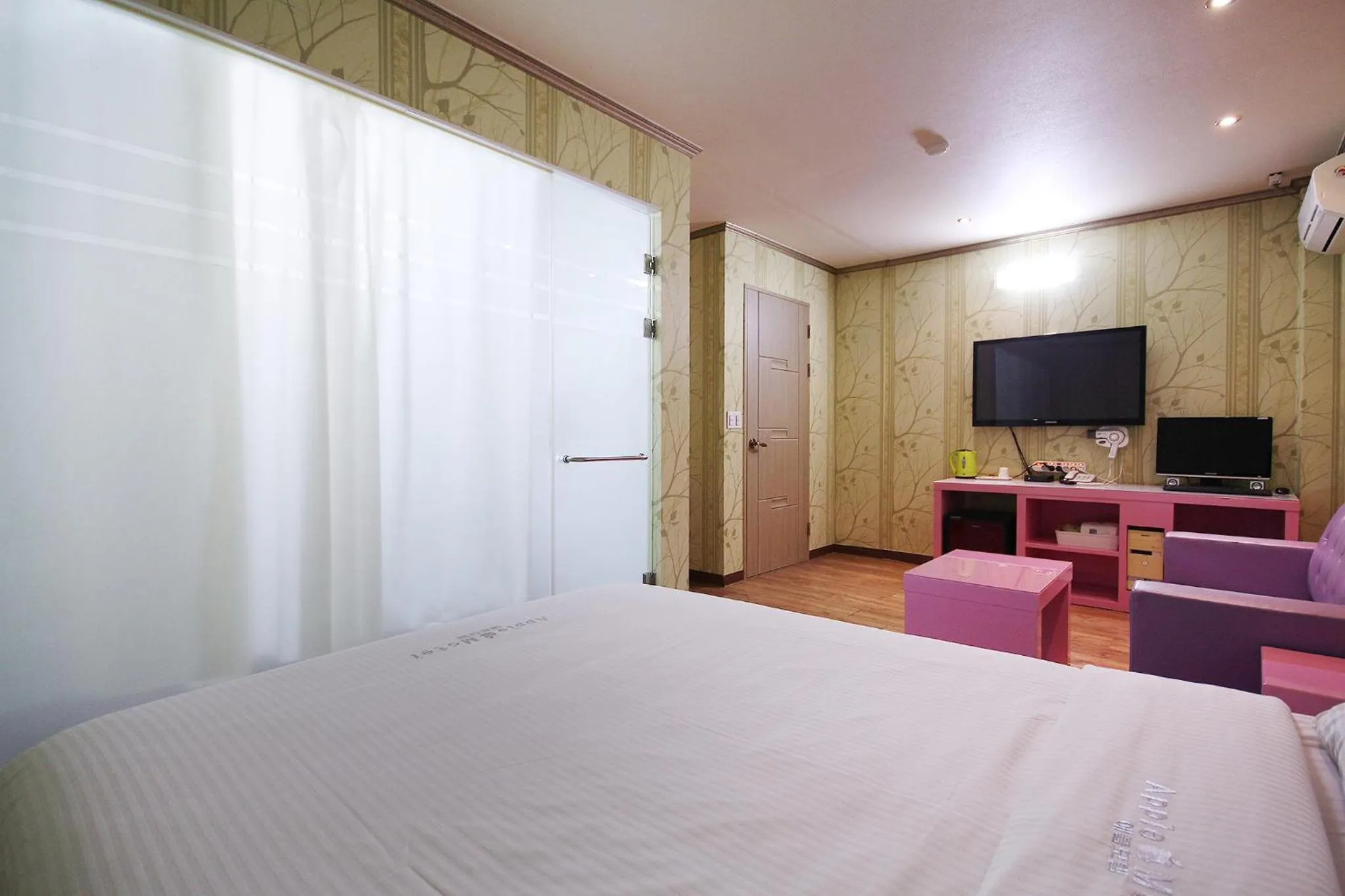 TV and multimedia, TV/Entertainment Center in Apple House Mini Hotel