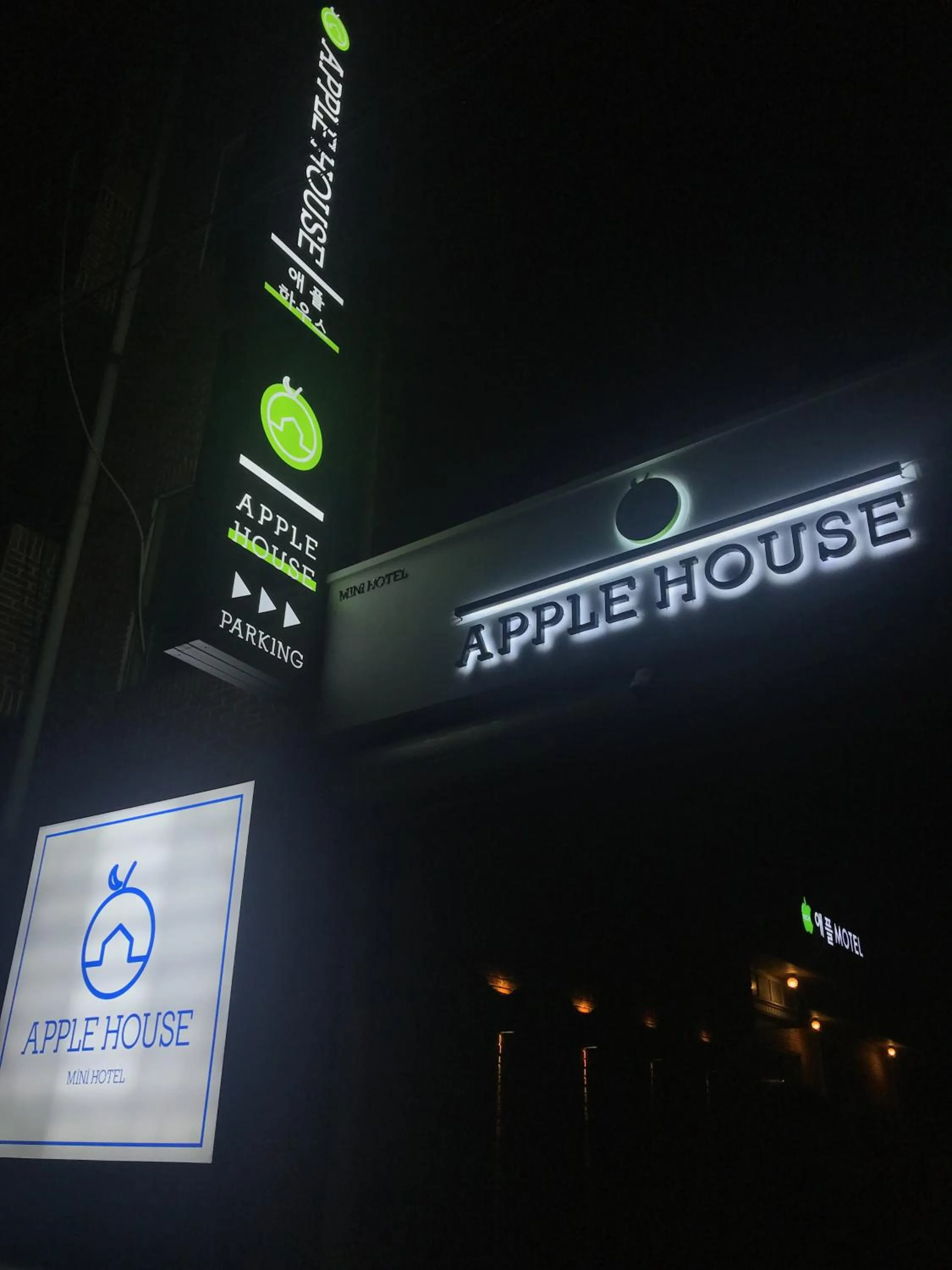 Facade/entrance, Property Logo/Sign in Apple House Mini Hotel