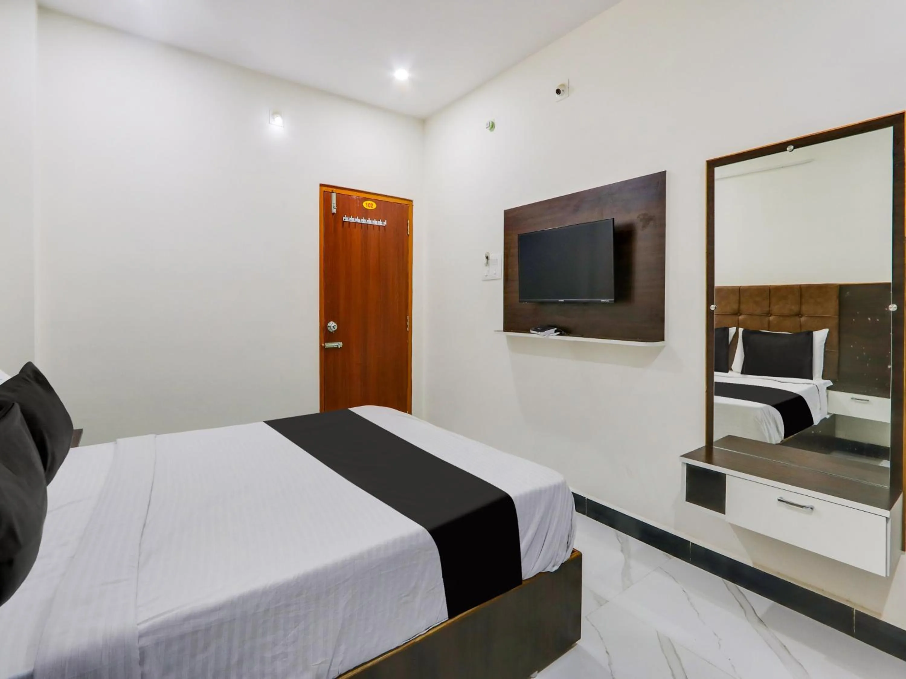 Bathroom, Bed in Super Hotel O Arjun Residency