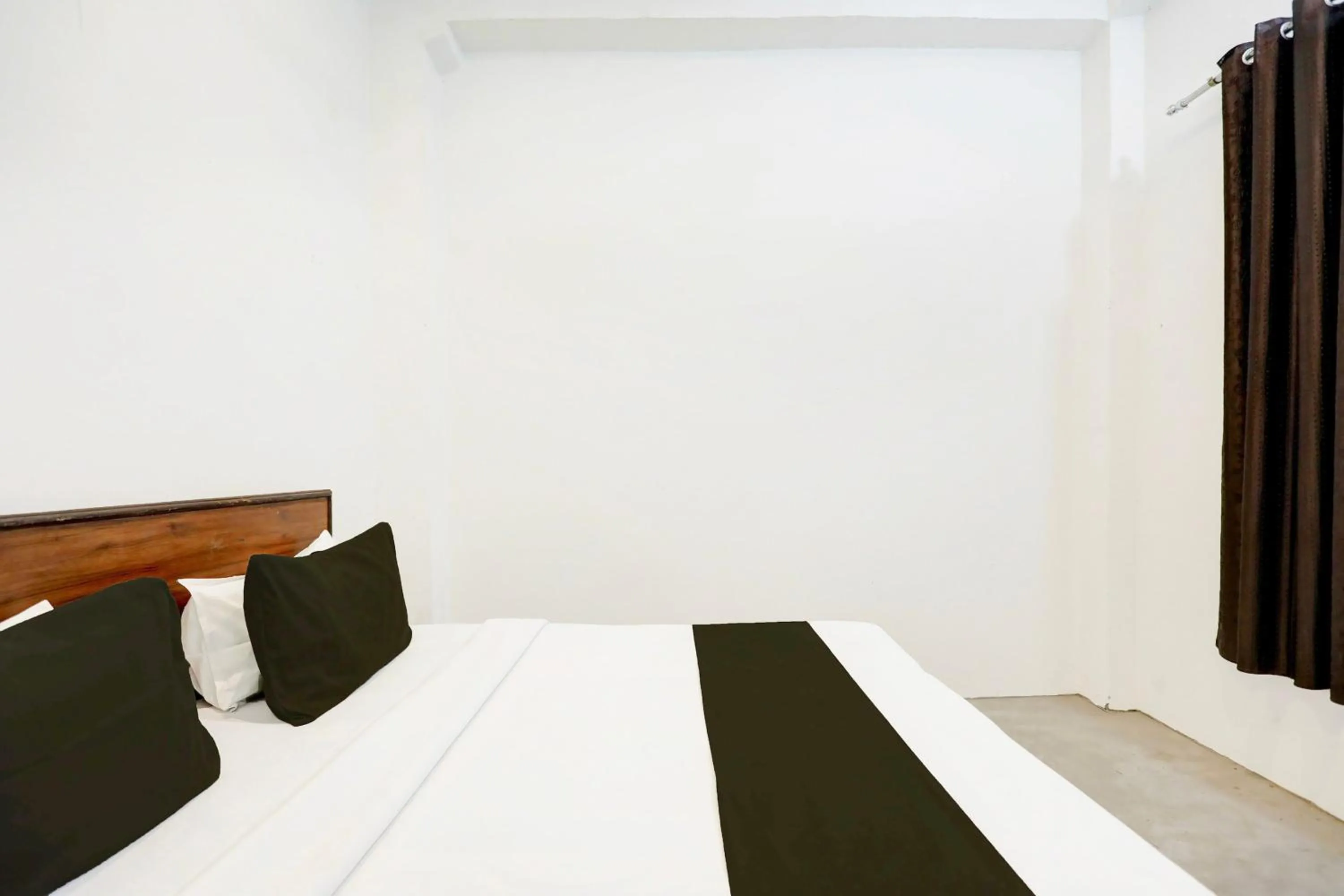 Bedroom in Hotel O D.K. PALACE HOTEL & ROOMS