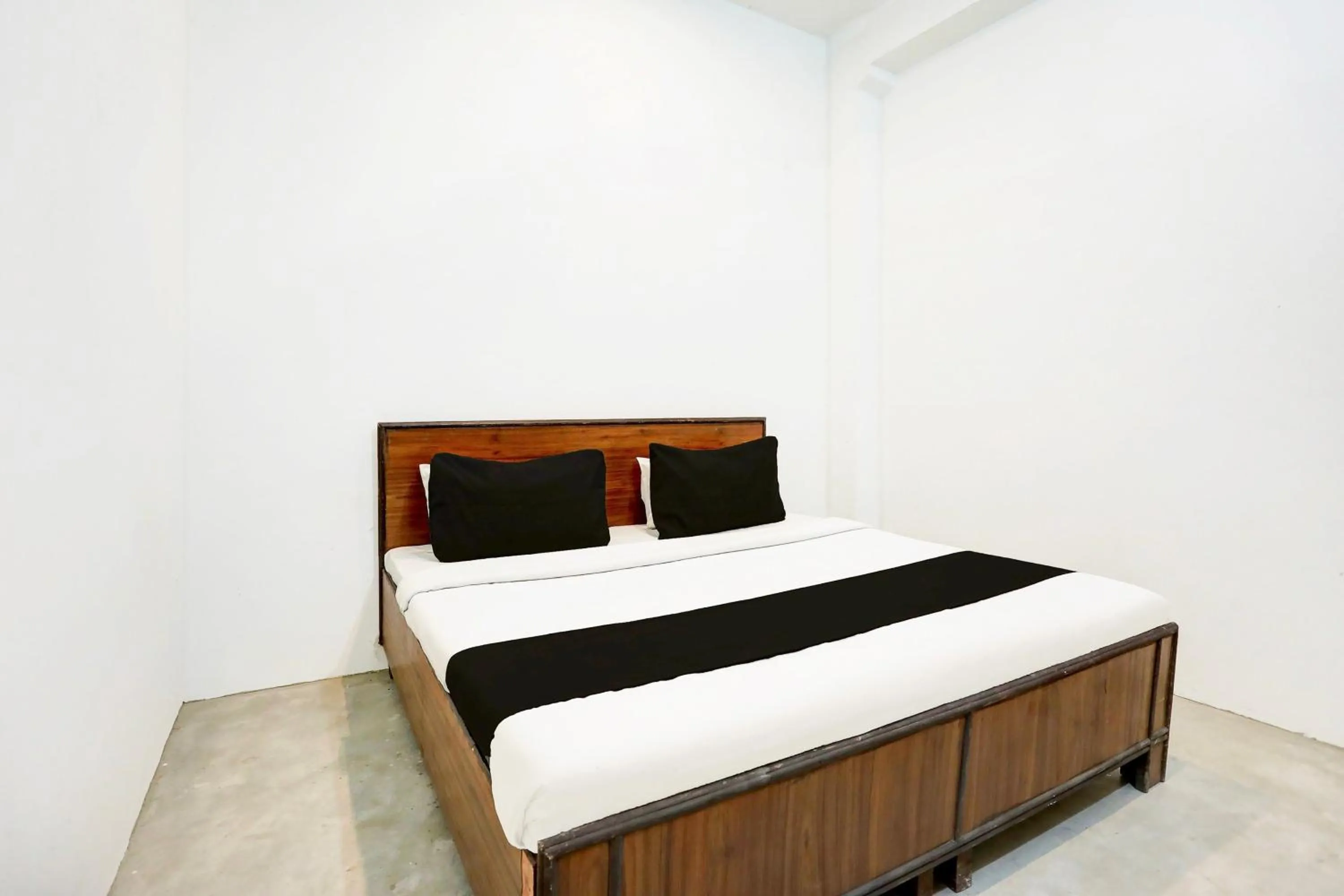 Bedroom in Hotel O D.K. PALACE HOTEL & ROOMS