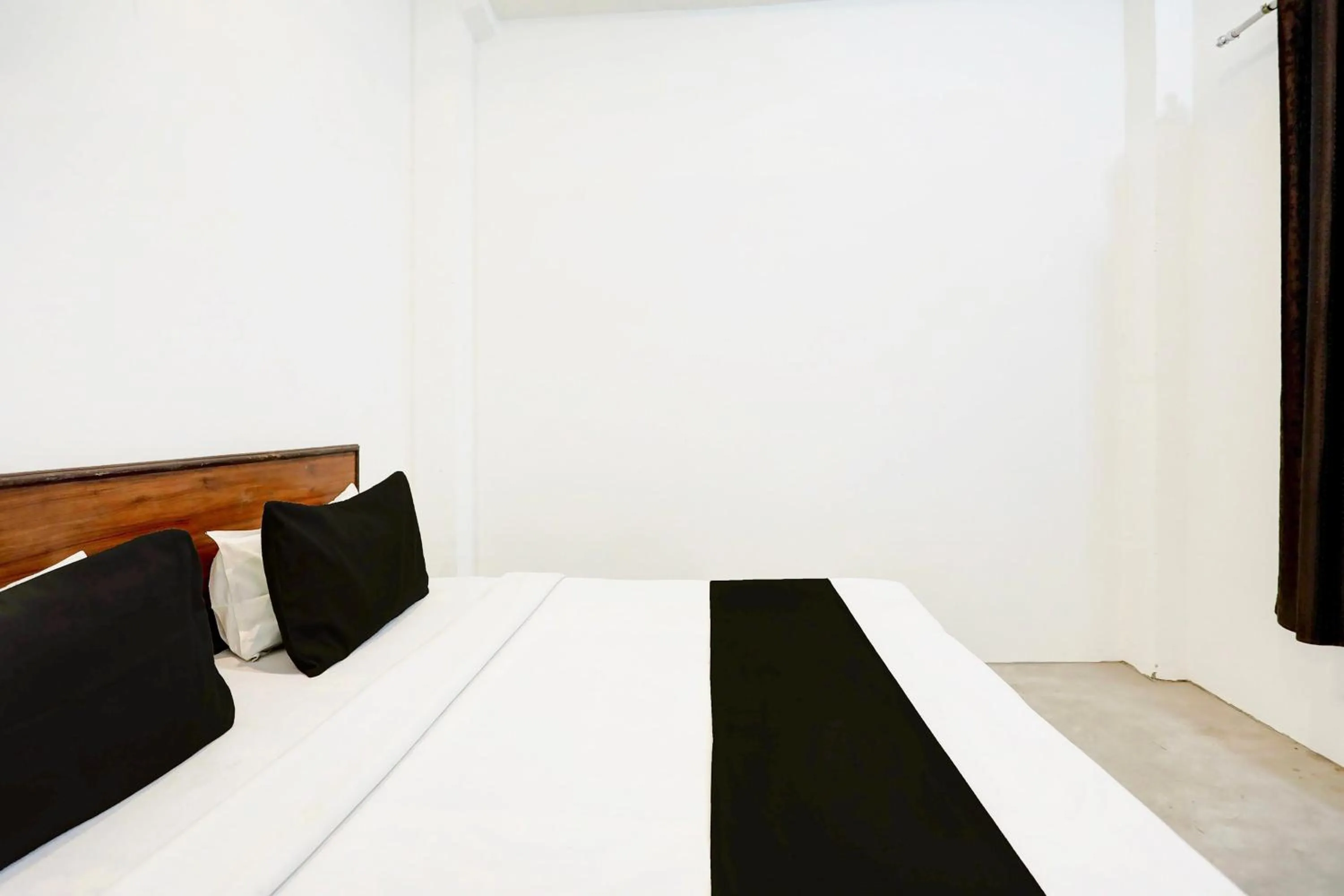 Bedroom in Hotel O D.K. PALACE HOTEL & ROOMS