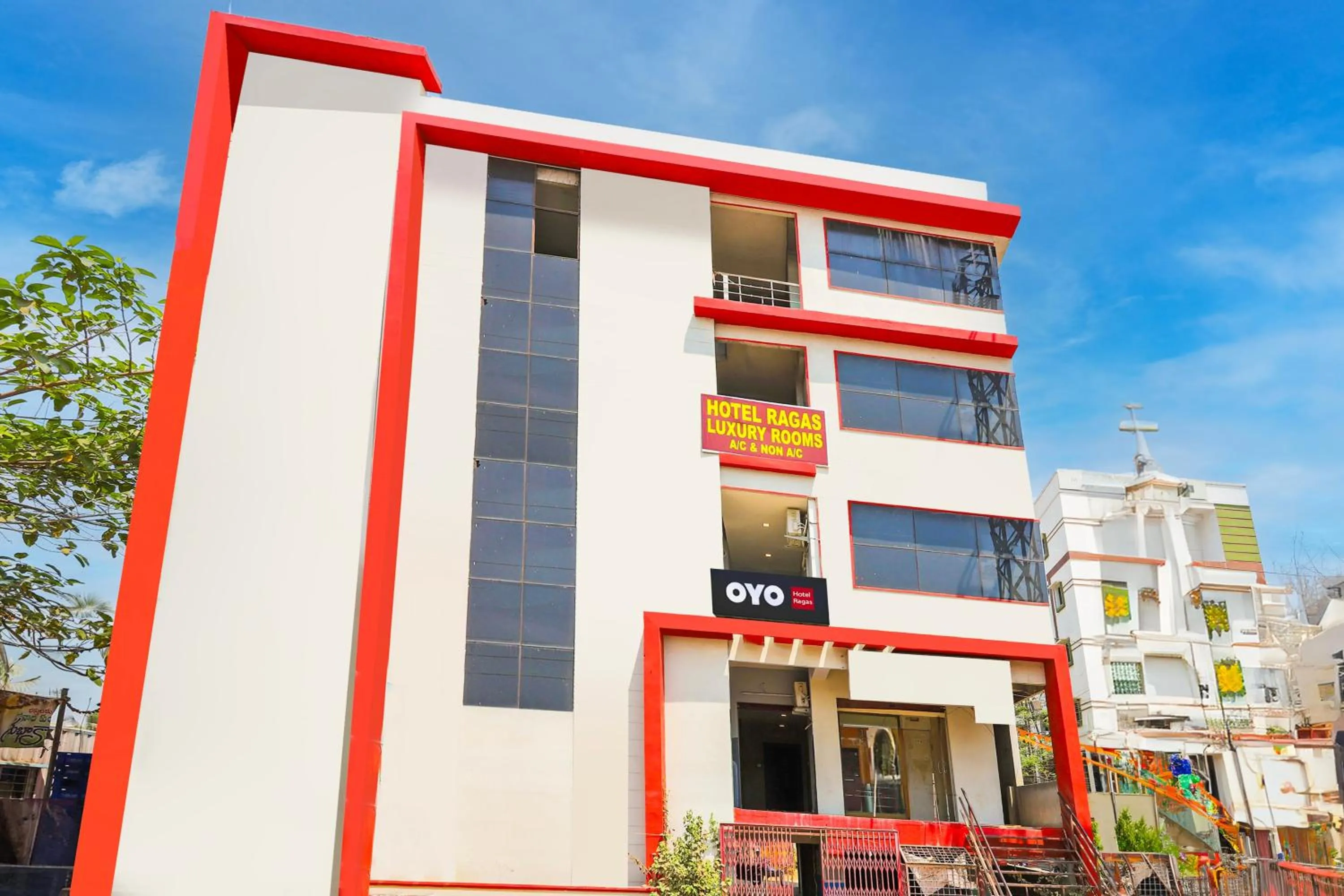 Facade/entrance in Hotel O Ragas