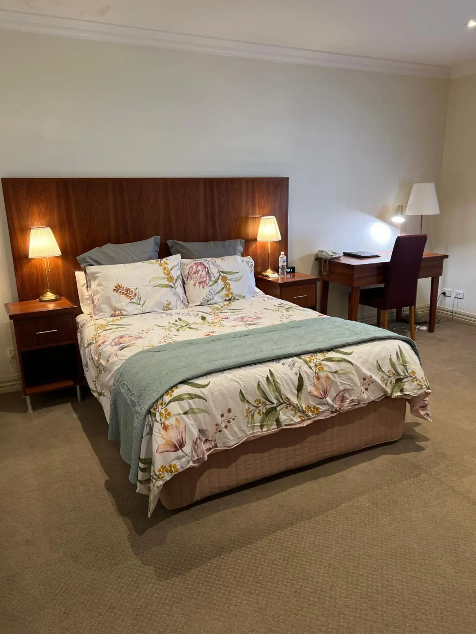 Standard Queen Room in The Astra Broken Hill Standard Queen Room in The Astra Broken Hill