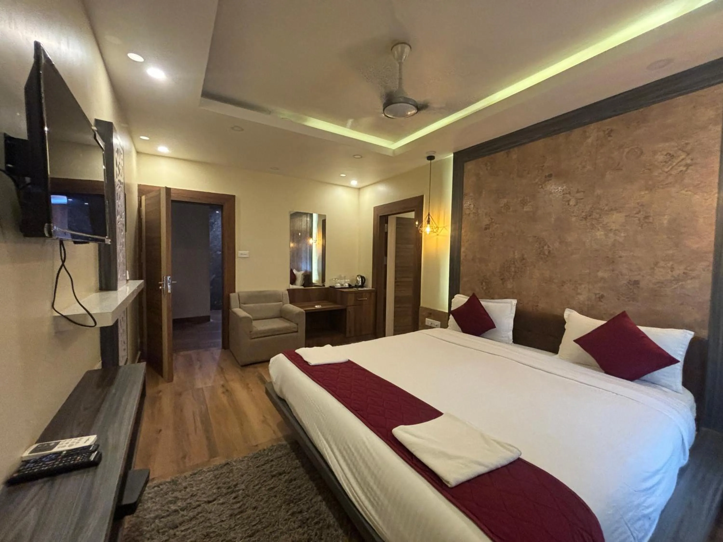 Communal lounge/ TV room, Bed in Hotel Bay Walk