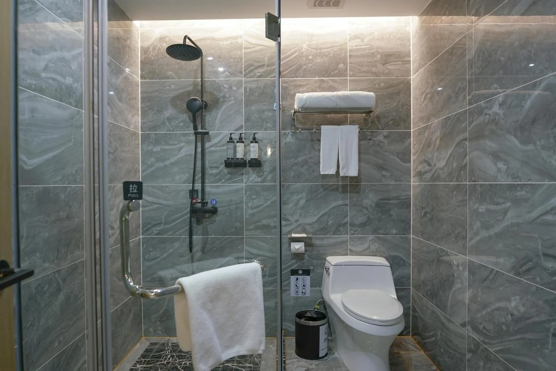 Shower in Paco Hotel Guangzhou North Railway Station