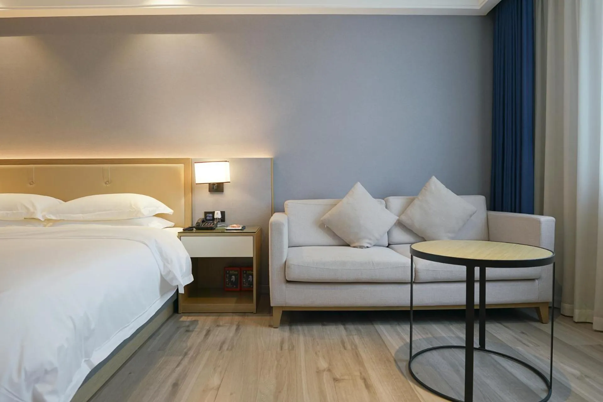 Seating area, Bed in Paco Hotel Guangzhou North Railway Station