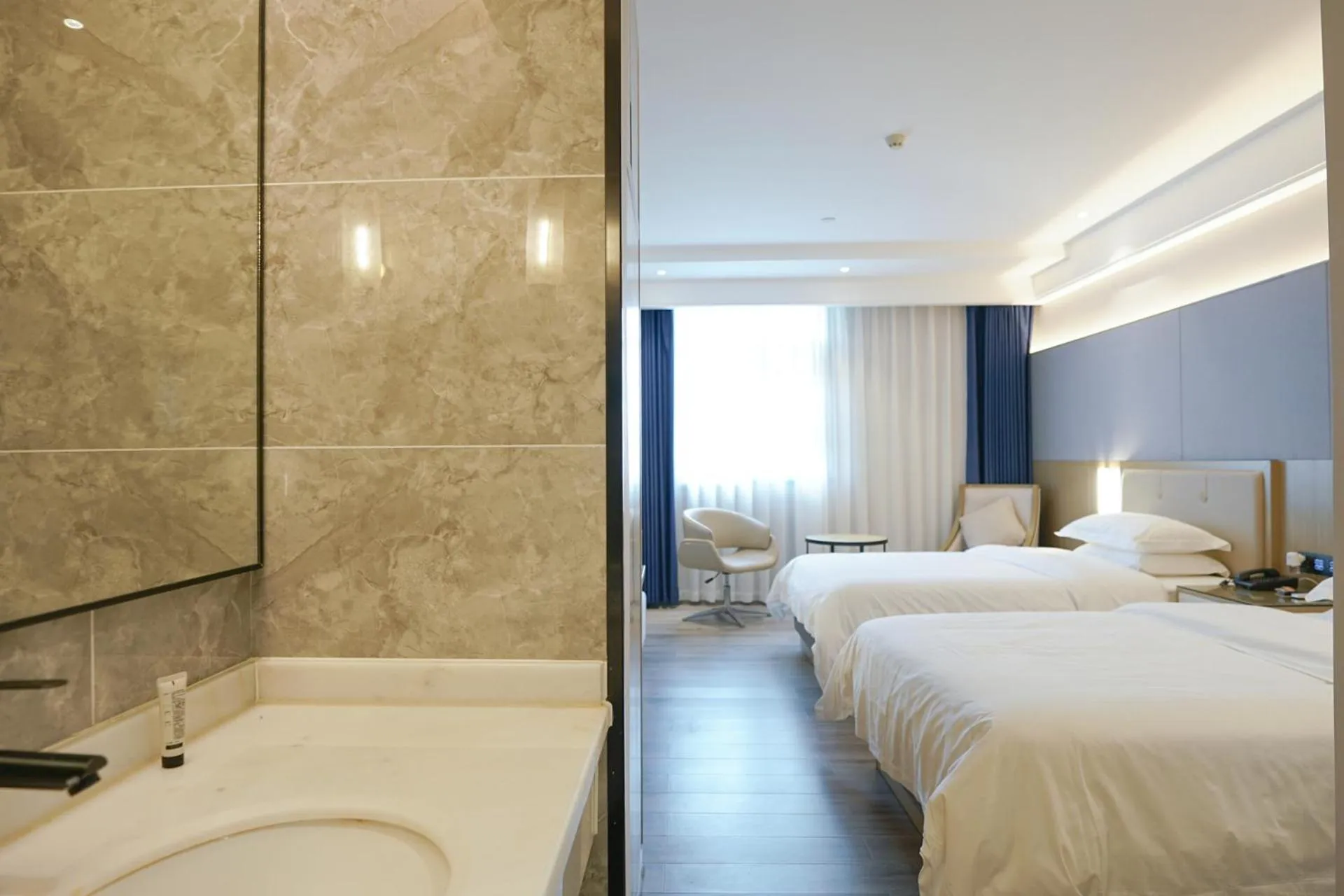 Deluxe Twin Room in Paco Hotel Guangzhou North Railway Station