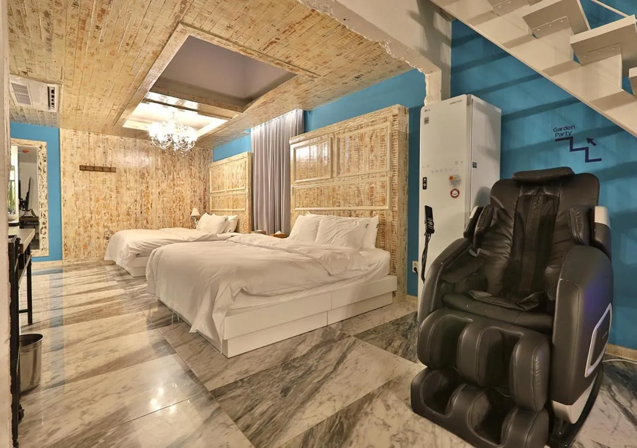 Bed in February Hotel Gimhae